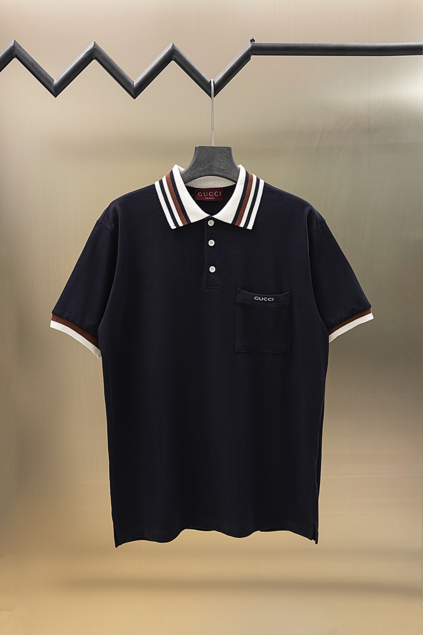 
Gucci/古驰 25ss新款
条纹领 提花Logo 贴袋Polo
230克重全棉珠地
颜色：白  宝