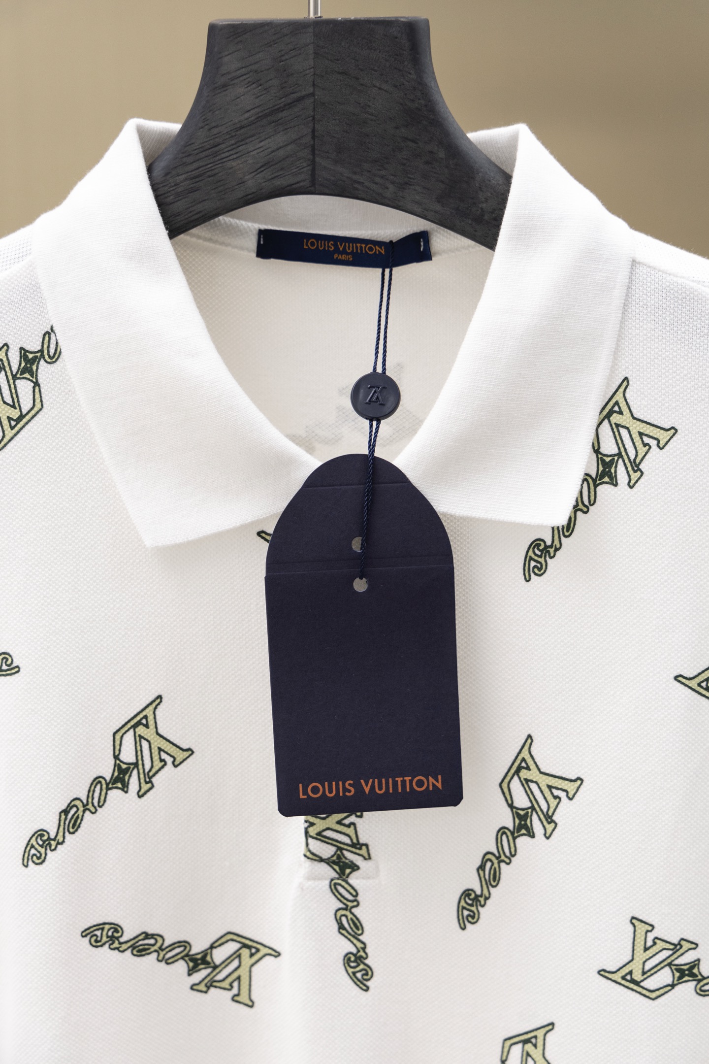 
LV/路易  25ss新款 
不规则Logo 满印Polo
230克重双纱全棉珠地
颜色：白   军绿