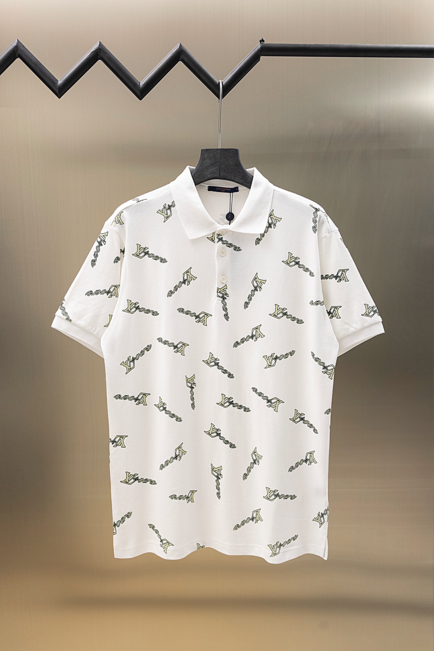 
LV/路易  25ss新款 
不规则Logo 满印Polo
230克重双纱全棉珠地
颜色：白   军绿