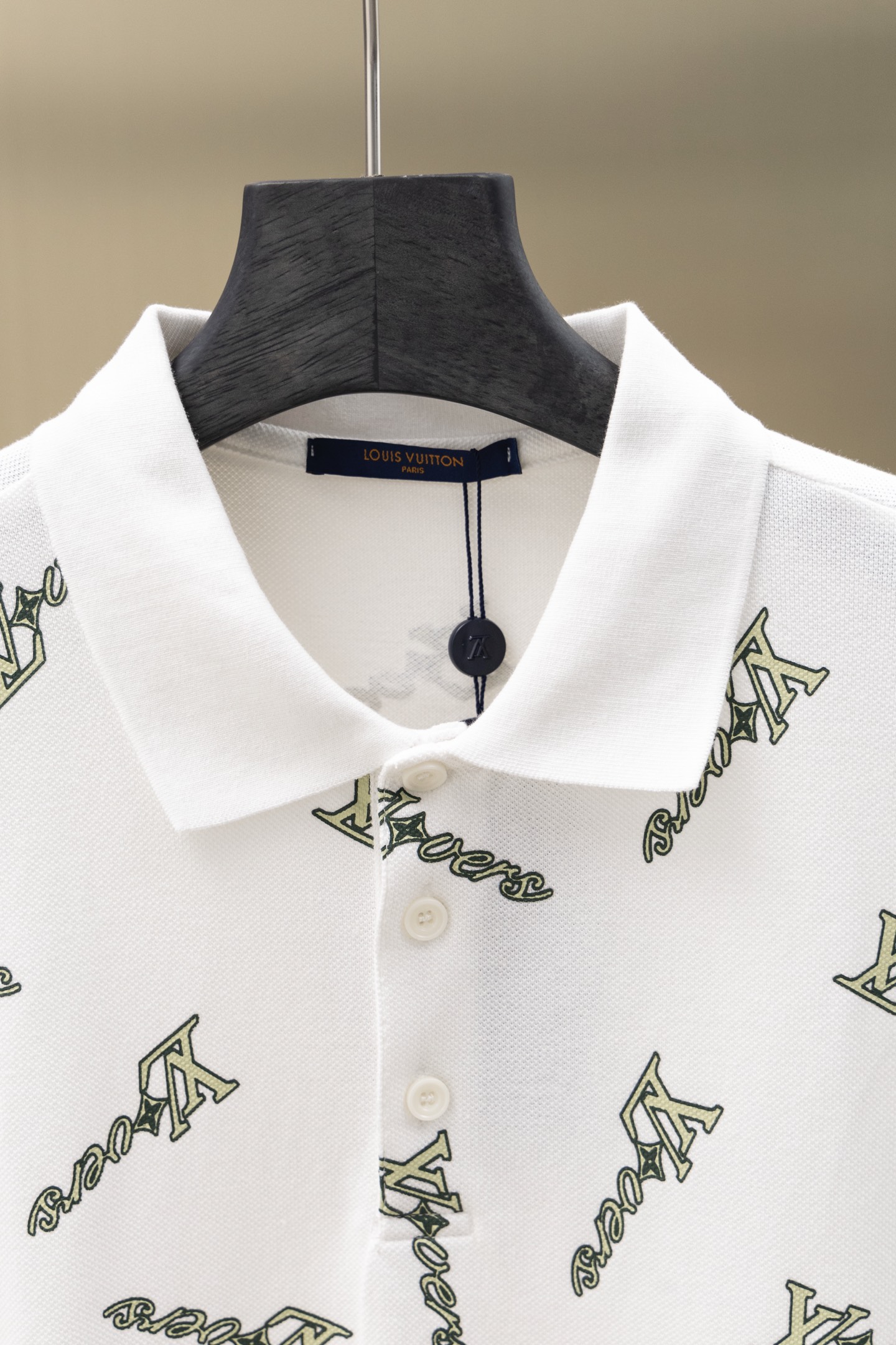 
LV/路易  25ss新款 
不规则Logo 满印Polo
230克重双纱全棉珠地
颜色：白   军绿