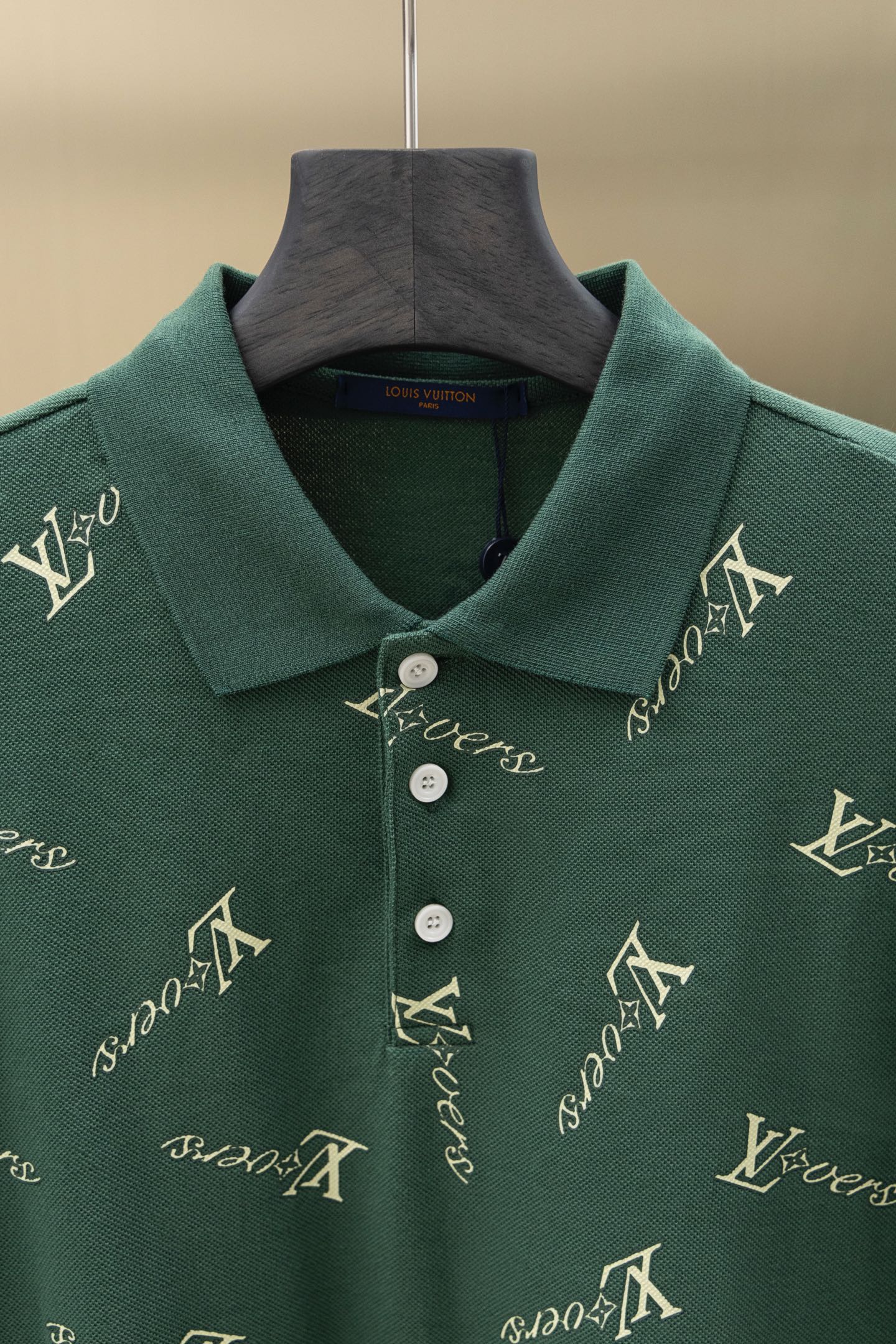 
LV/路易  25ss新款 
不规则Logo 满印Polo
230克重双纱全棉珠地
颜色：白   军绿