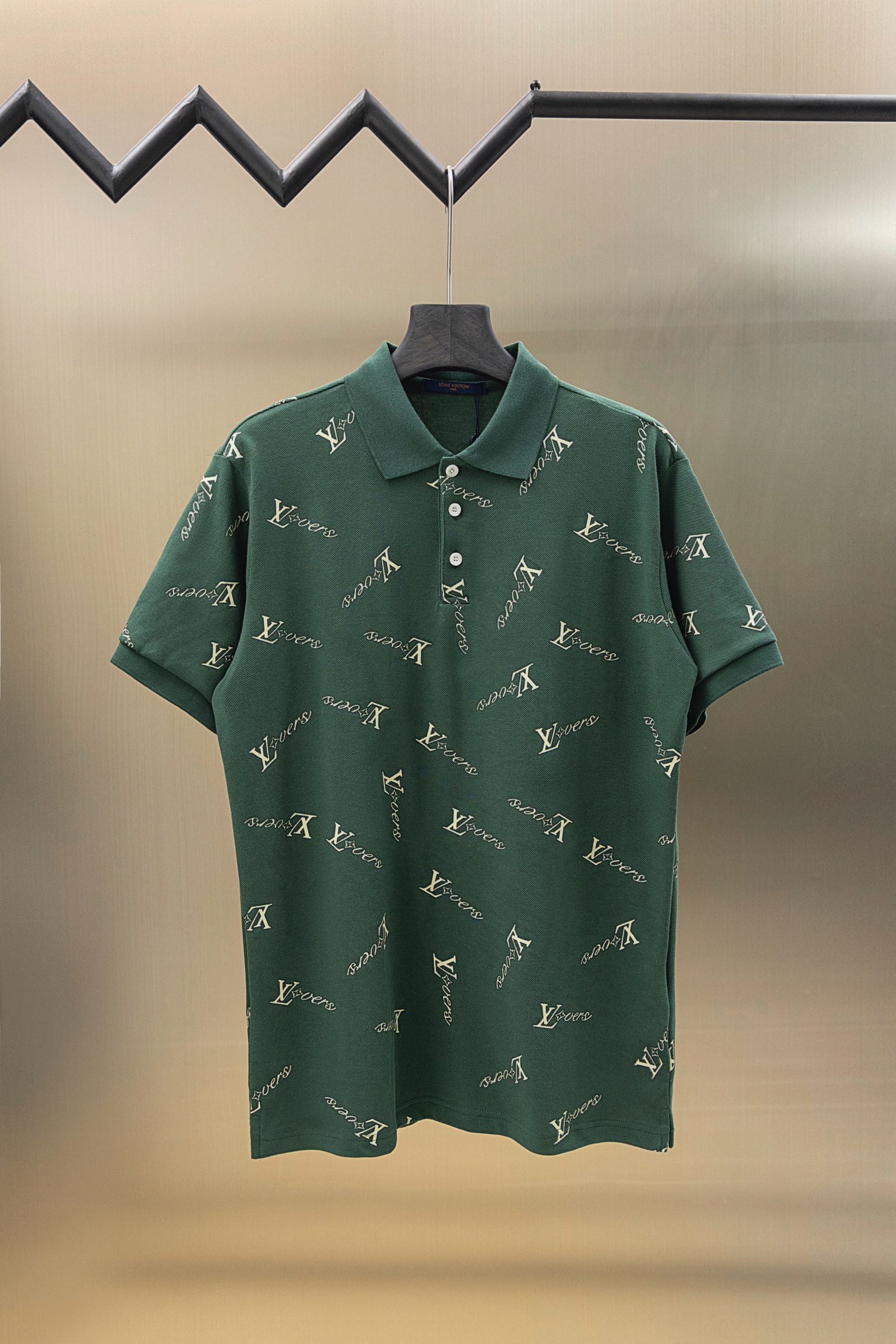 
LV/路易  25ss新款 
不规则Logo 满印Polo
230克重双纱全棉珠地
颜色：白   军绿
