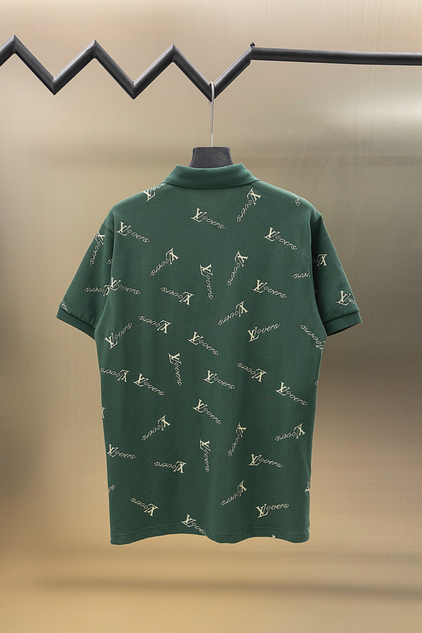 
LV/路易  25ss新款 
不规则Logo 满印Polo
230克重双纱全棉珠地
颜色：白   军绿