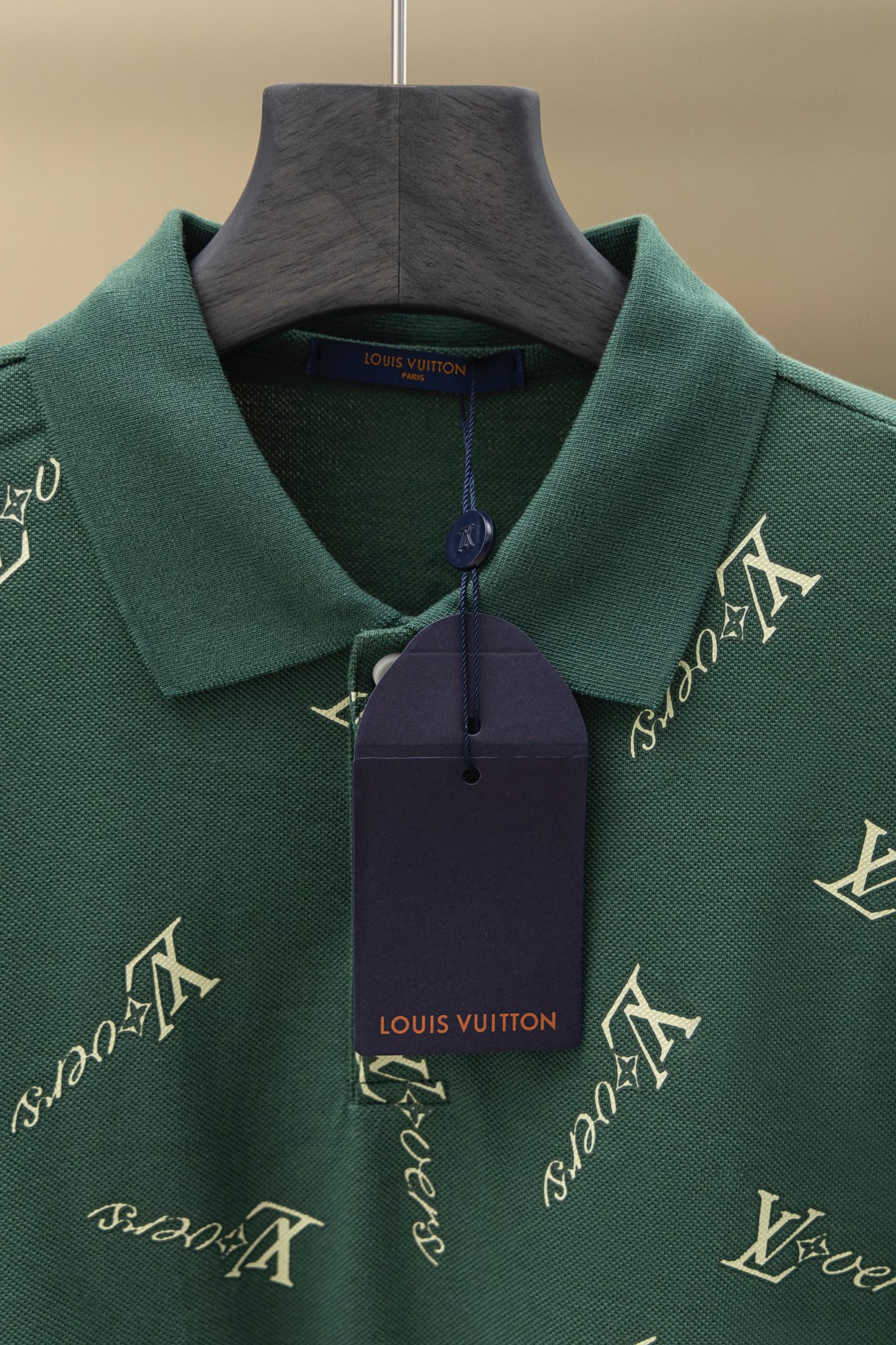 
LV/路易  25ss新款 
不规则Logo 满印Polo
230克重双纱全棉珠地
颜色：白   军绿