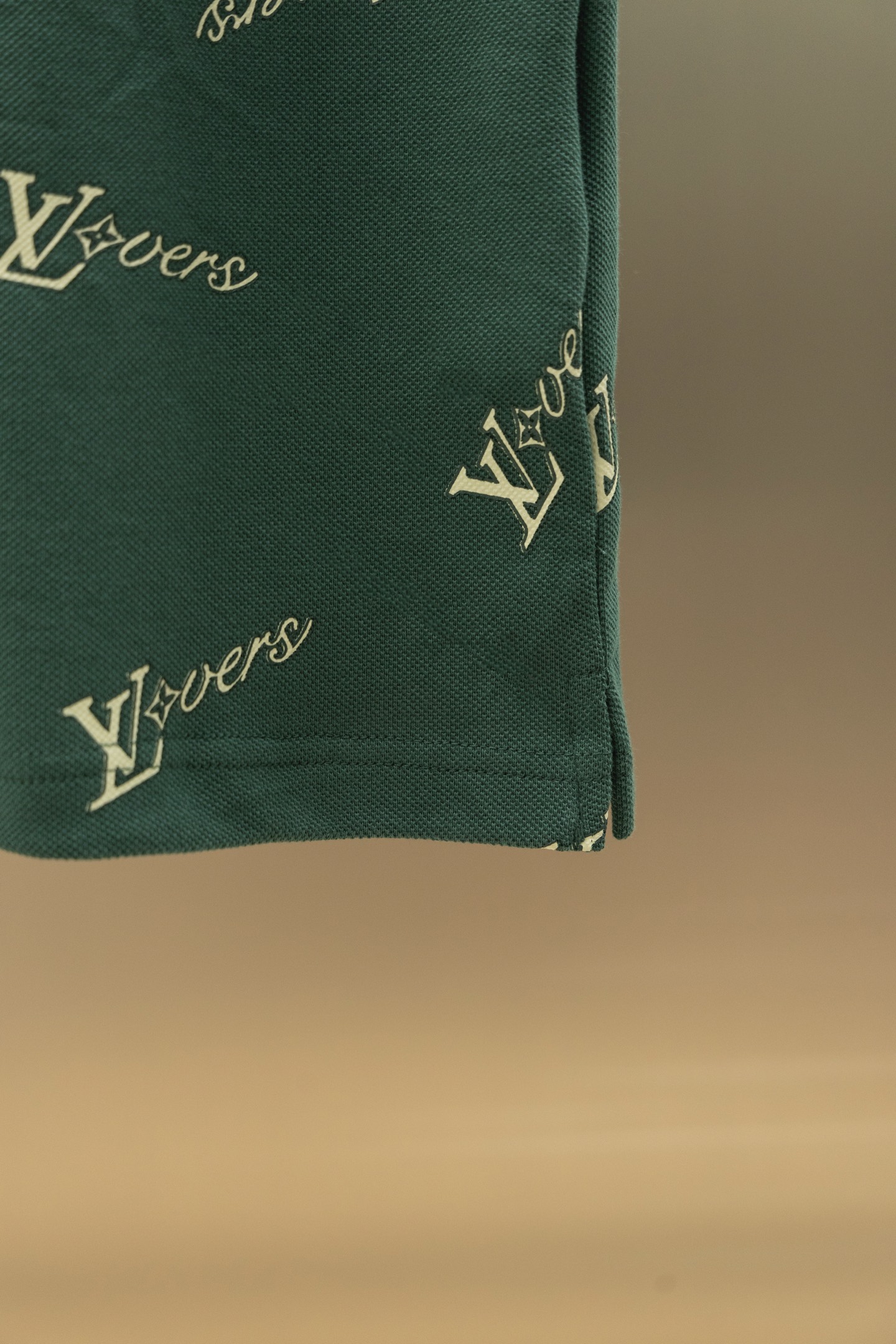 
LV/路易  25ss新款 
不规则Logo 满印Polo
230克重双纱全棉珠地
颜色：白   军绿