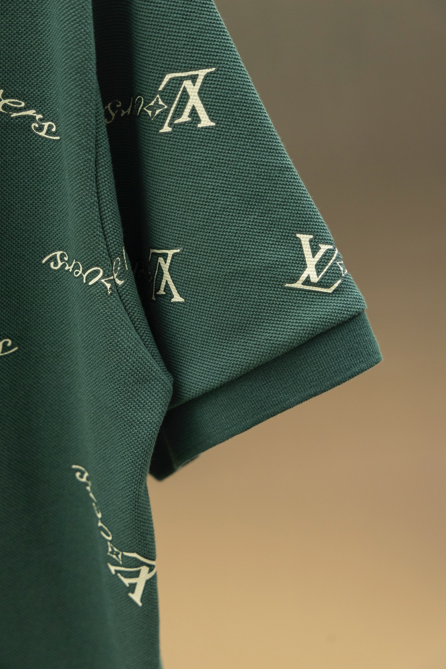 
LV/路易  25ss新款 
不规则Logo 满印Polo
230克重双纱全棉珠地
颜色：白   军绿