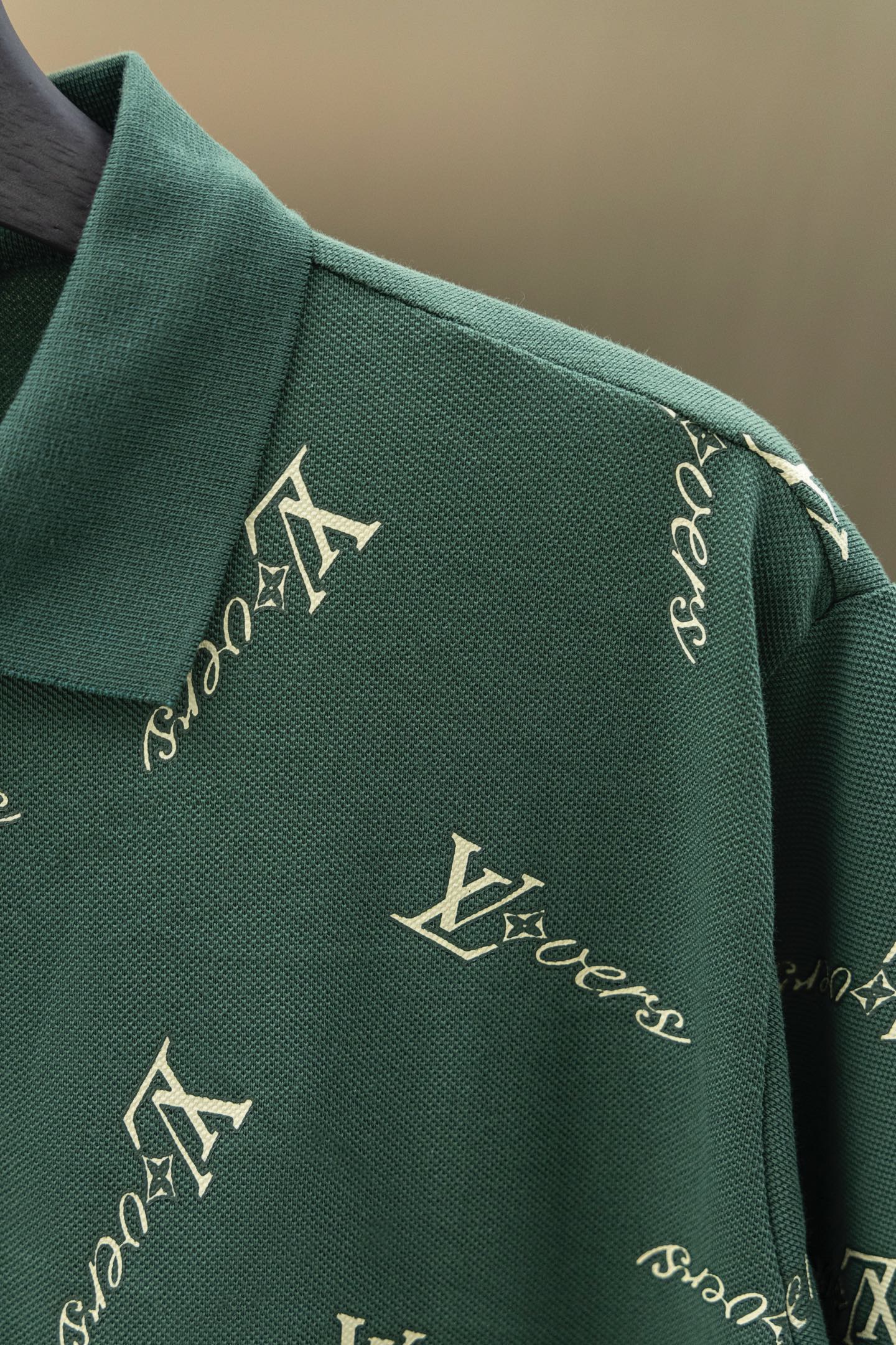 
LV/路易  25ss新款 
不规则Logo 满印Polo
230克重双纱全棉珠地
颜色：白   军绿
