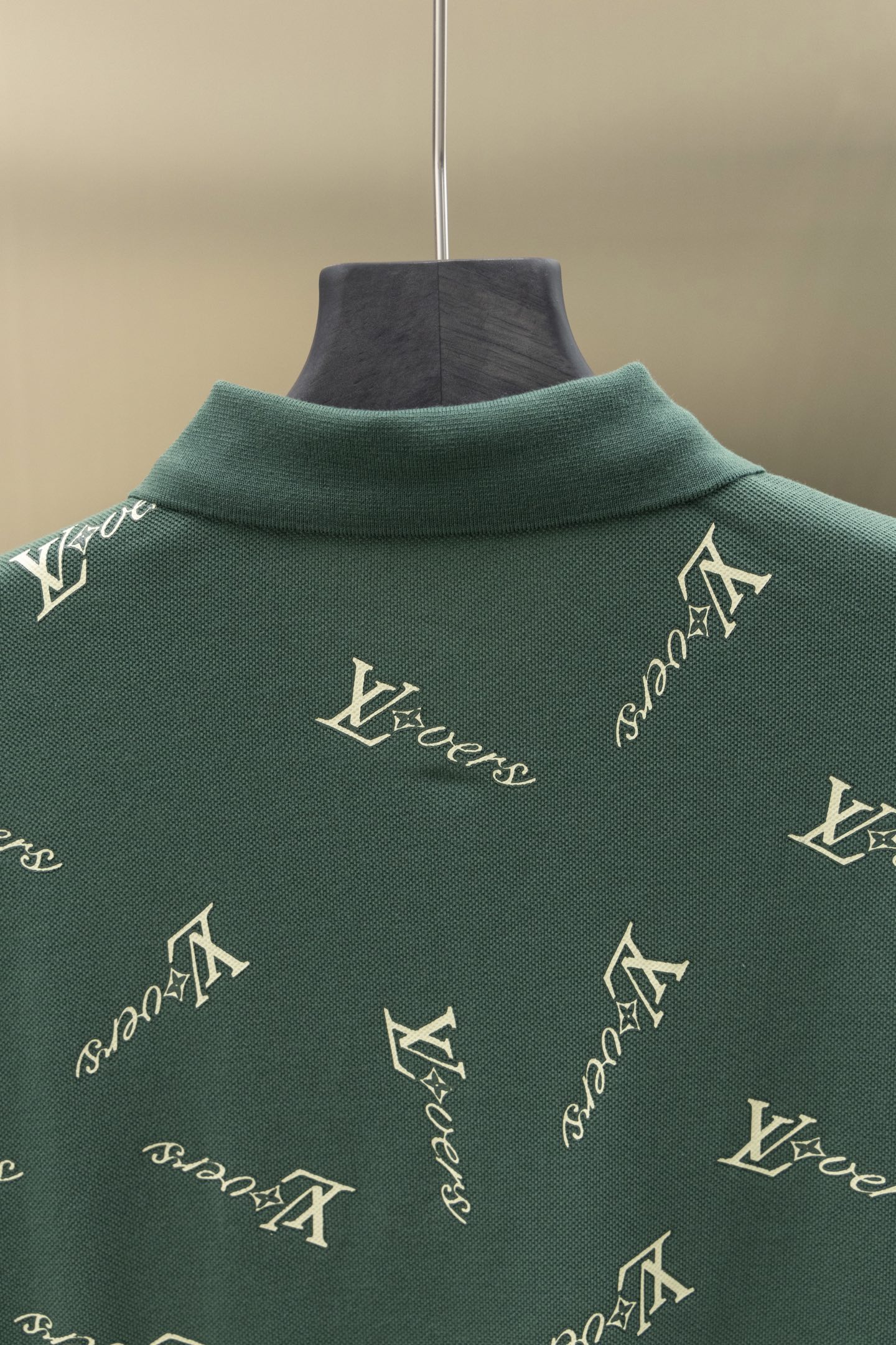 
LV/路易  25ss新款 
不规则Logo 满印Polo
230克重双纱全棉珠地
颜色：白   军绿
