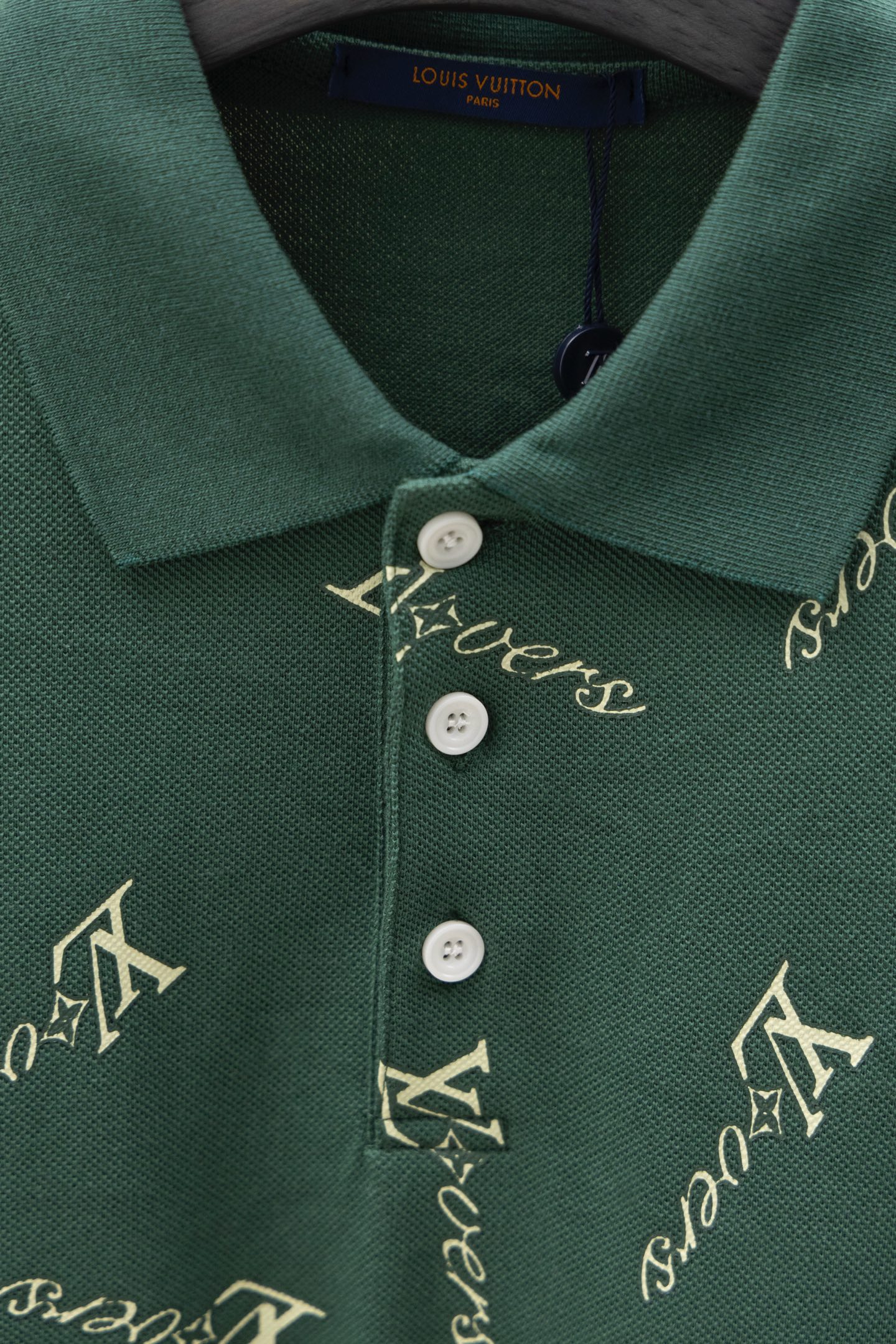 
LV/路易  25ss新款 
不规则Logo 满印Polo
230克重双纱全棉珠地
颜色：白   军绿
