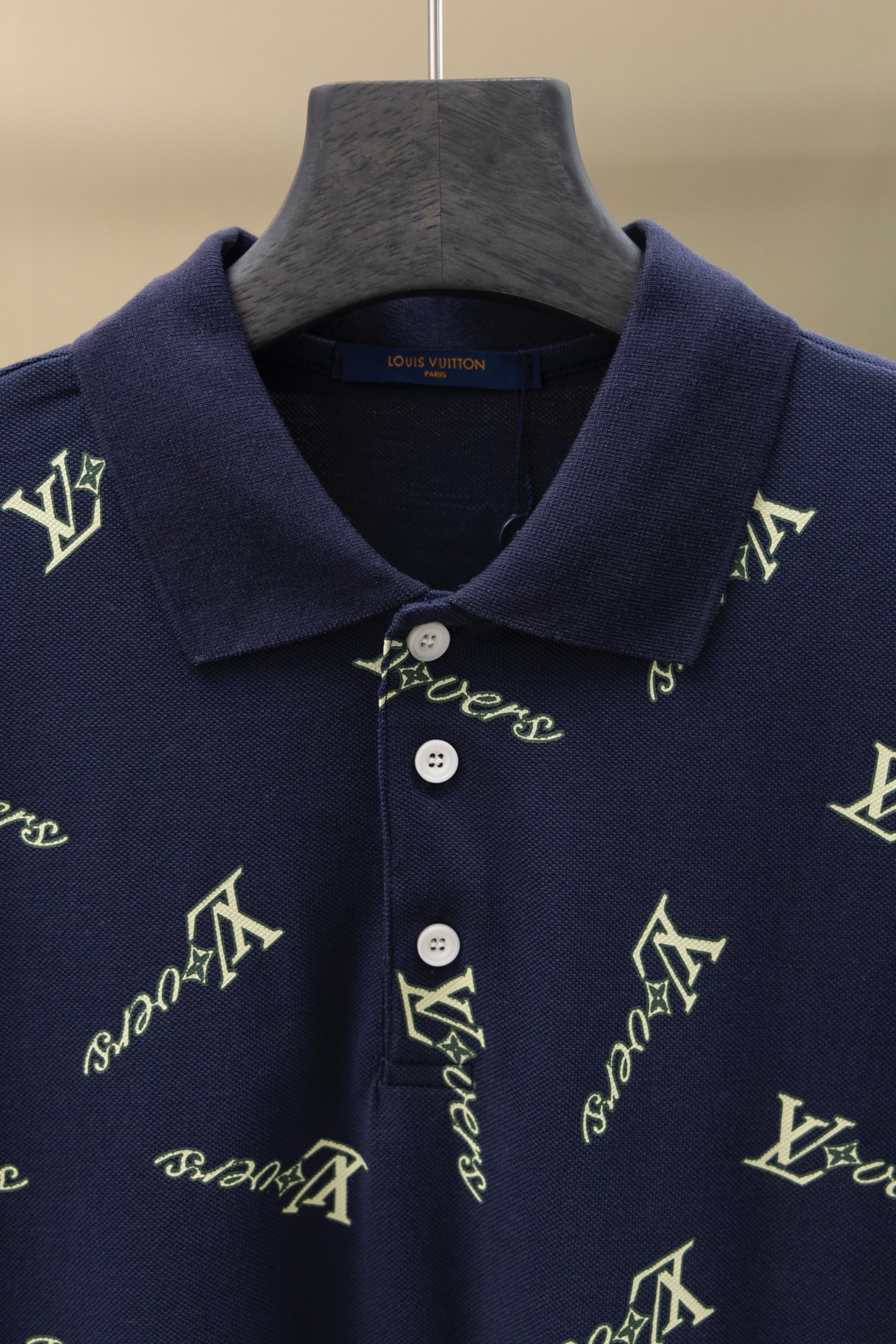 
LV/路易  25ss新款 
不规则Logo 满印Polo
230克重双纱全棉珠地
颜色：白   军绿
