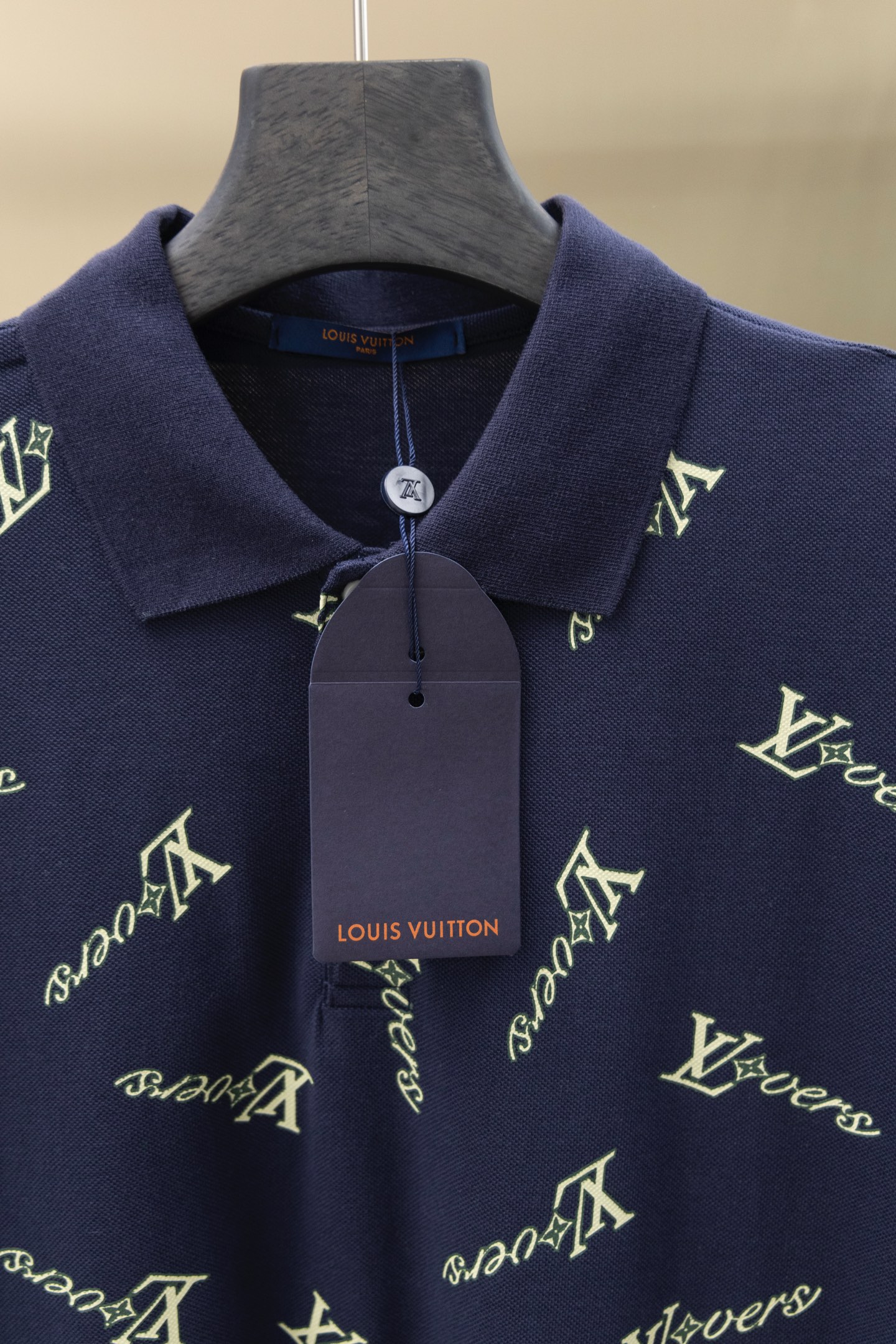 
LV/路易  25ss新款 
不规则Logo 满印Polo
230克重双纱全棉珠地
颜色：白   军绿