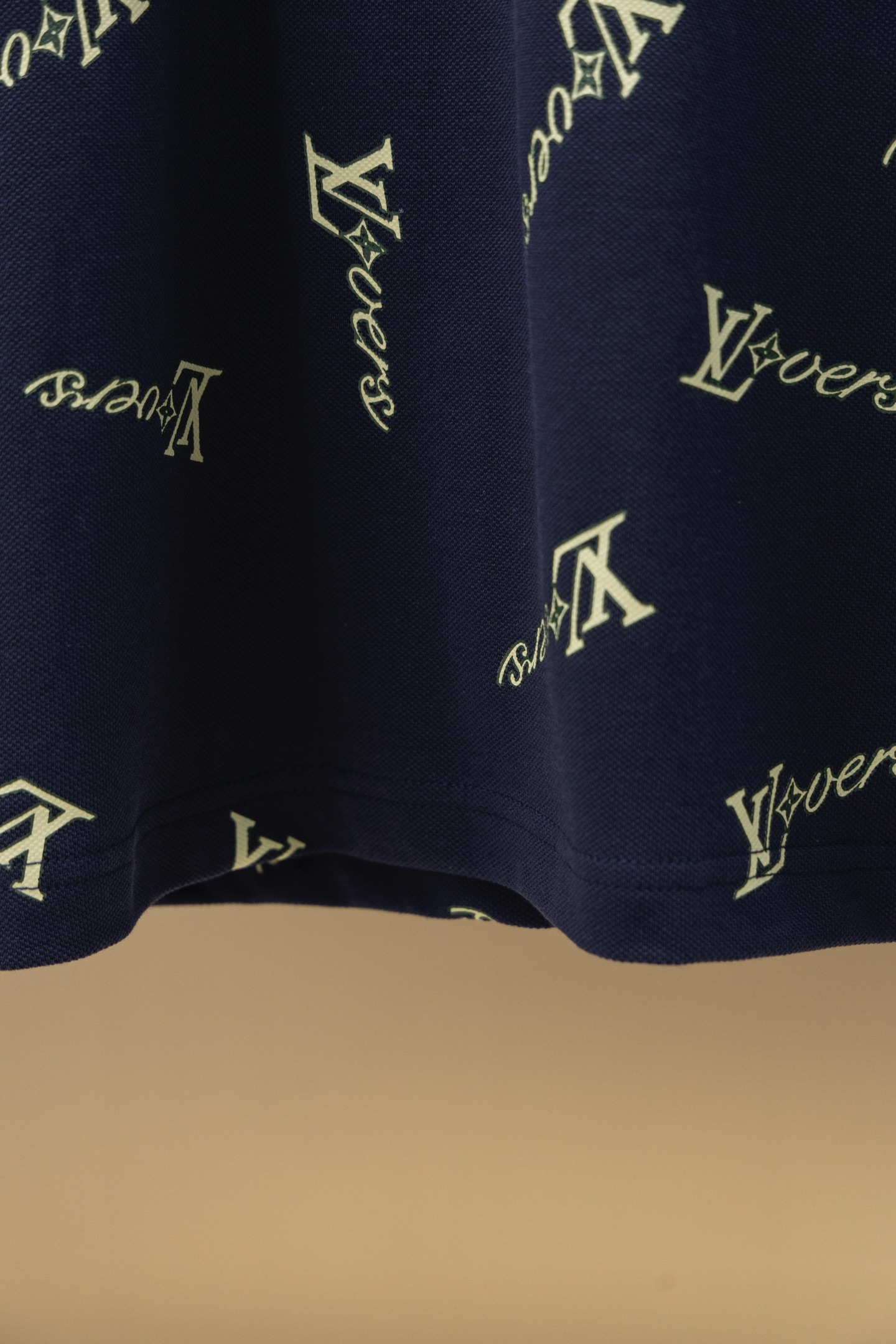 
LV/路易  25ss新款 
不规则Logo 满印Polo
230克重双纱全棉珠地
颜色：白   军绿