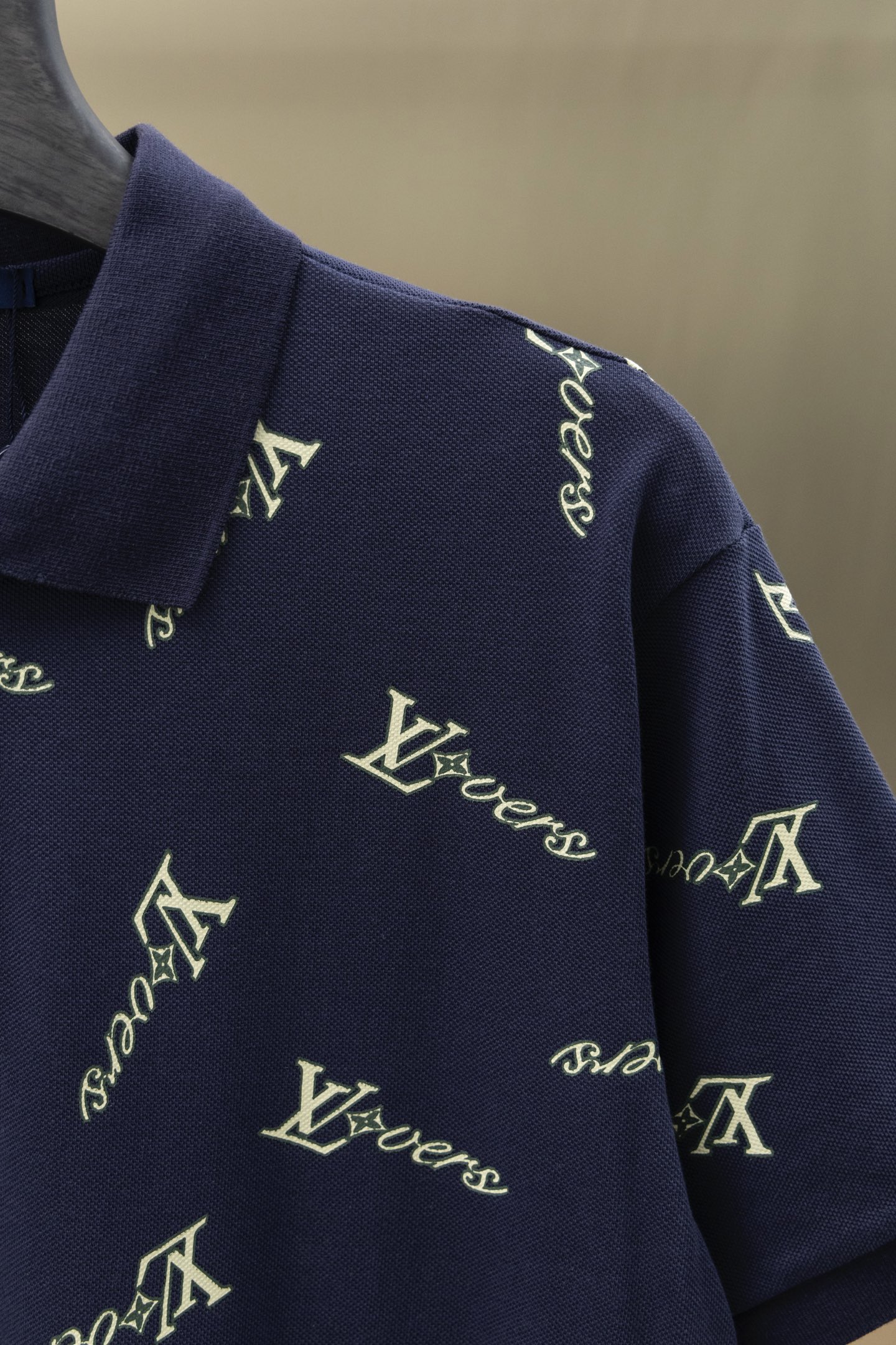 
LV/路易  25ss新款 
不规则Logo 满印Polo
230克重双纱全棉珠地
颜色：白   军绿