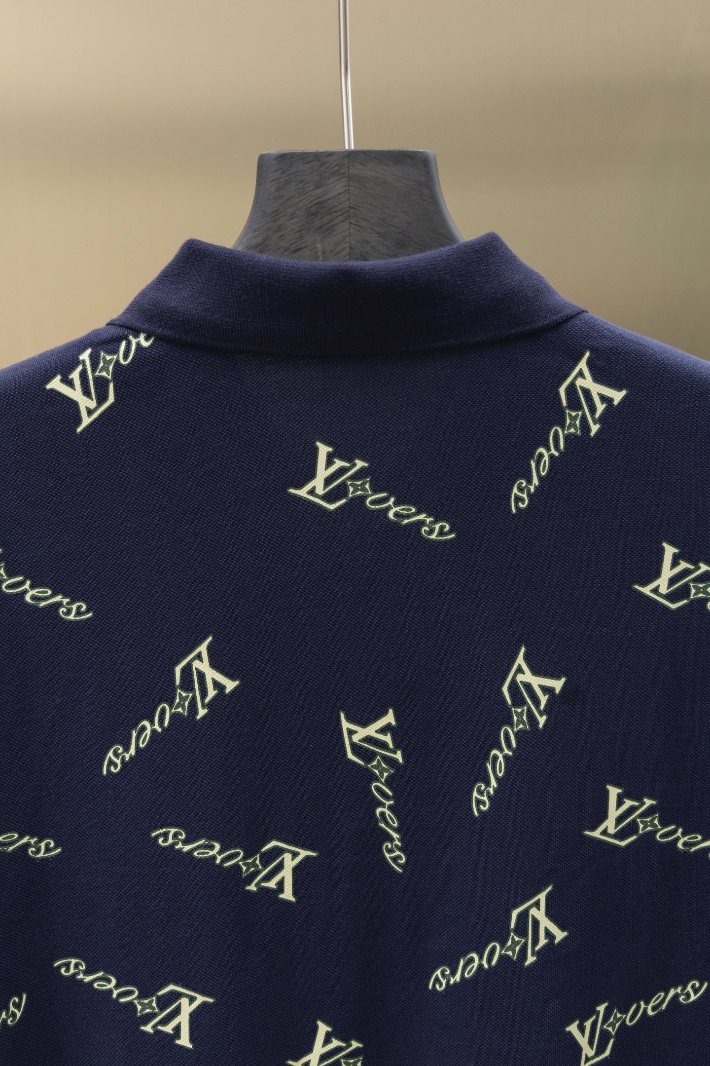 
LV/路易  25ss新款 
不规则Logo 满印Polo
230克重双纱全棉珠地
颜色：白   军绿
