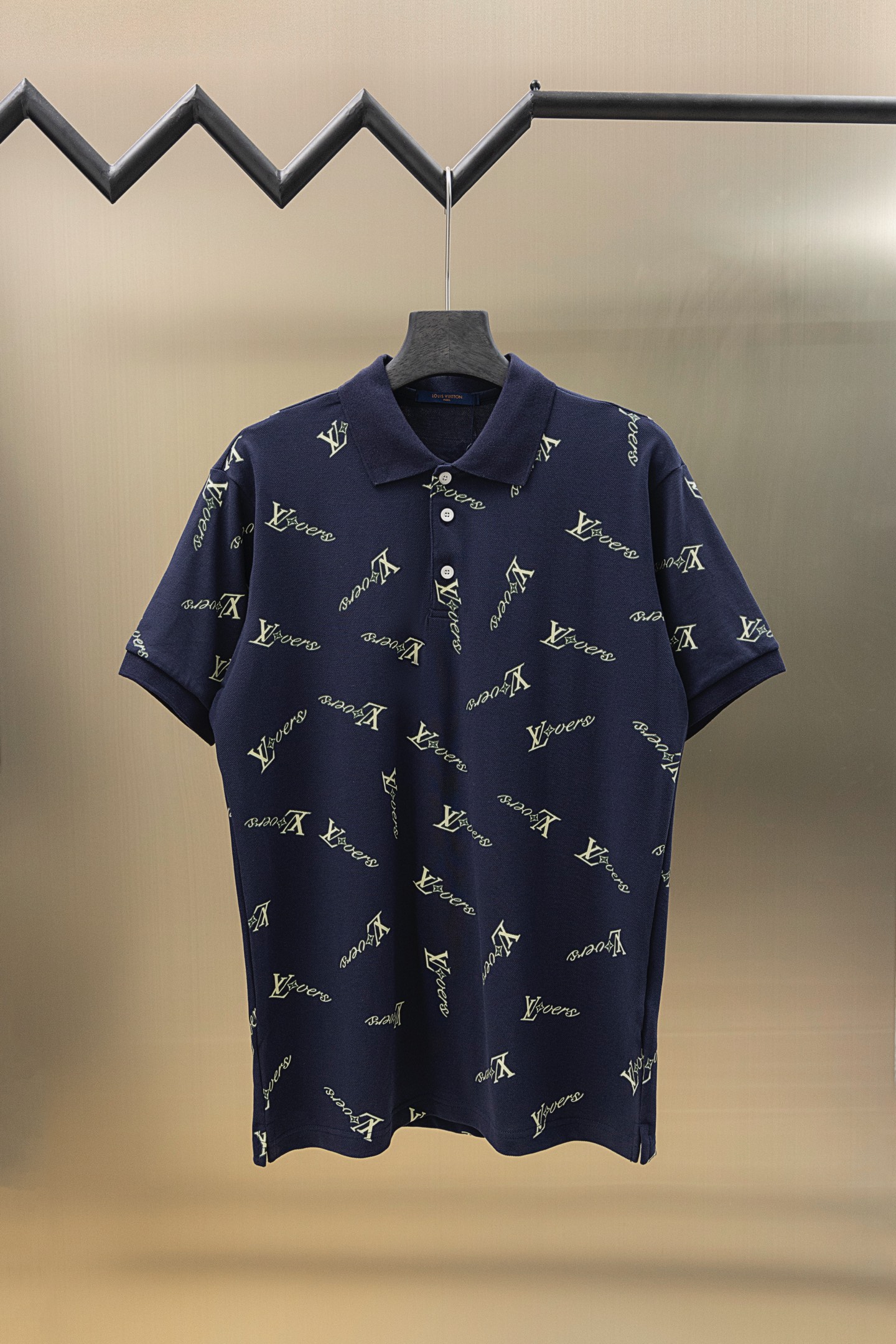 
LV/路易  25ss新款 
不规则Logo 满印Polo
230克重双纱全棉珠地
颜色：白   军绿