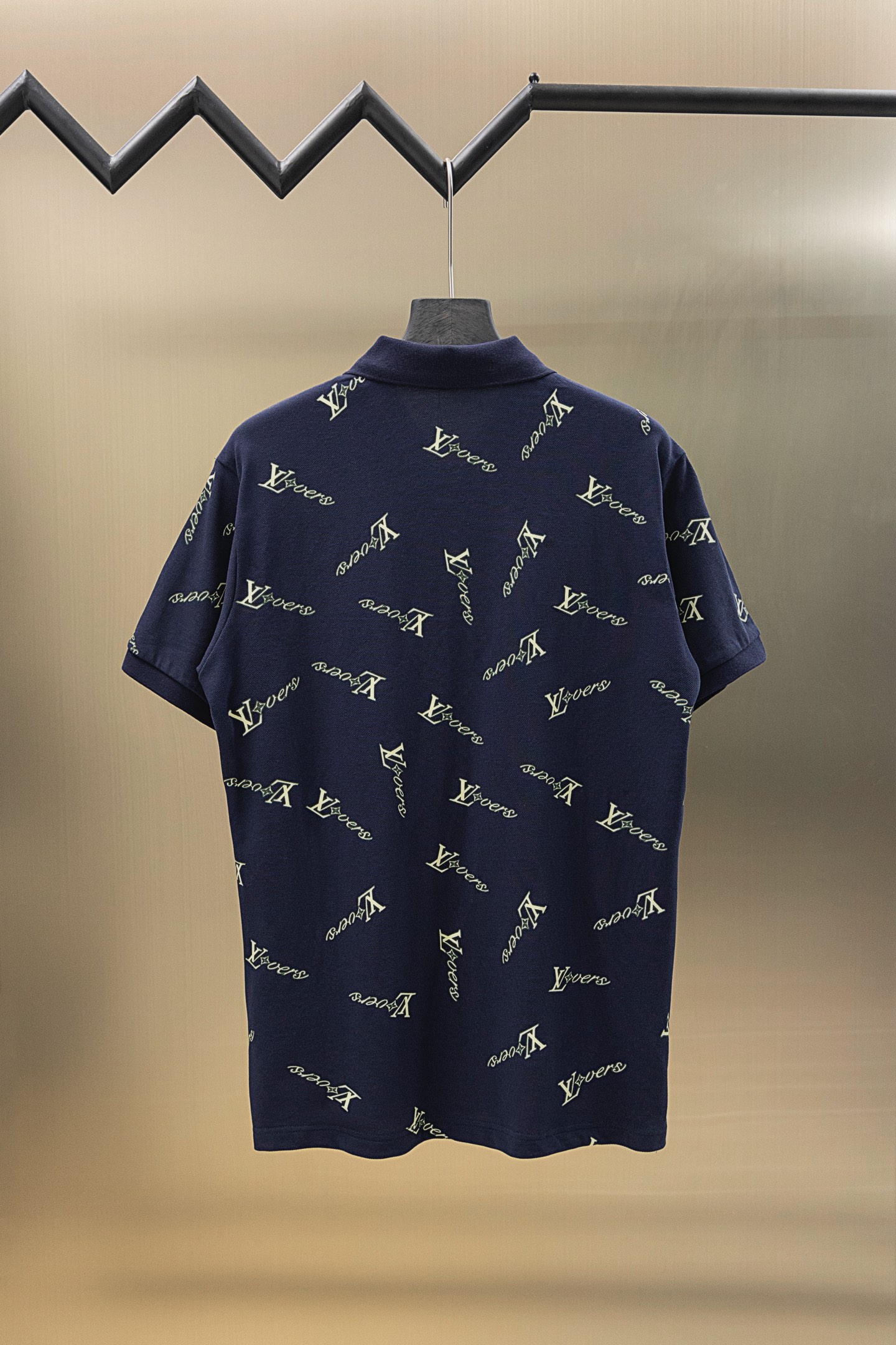 
LV/路易  25ss新款 
不规则Logo 满印Polo
230克重双纱全棉珠地
颜色：白   军绿