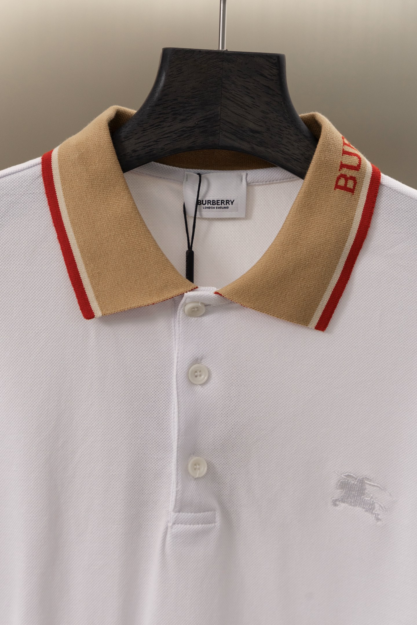 
BBR/巴博利 25ss新款 
领提花Logo 战马刺绣 Polo
230克重双纱全棉珠地
颜色：白 