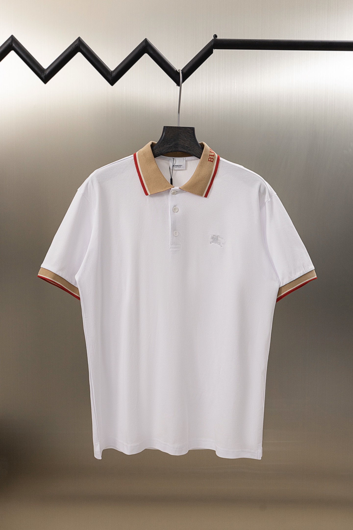 
BBR/巴博利 25ss新款 
领提花Logo 战马刺绣 Polo
230克重双纱全棉珠地
颜色：白 