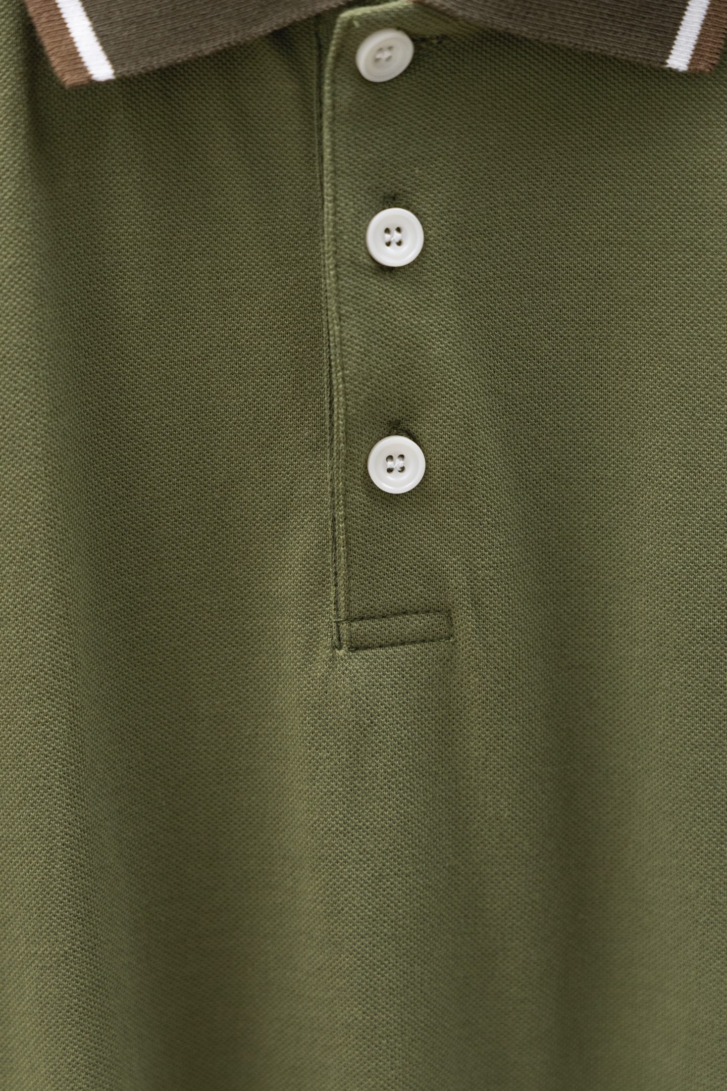 
BBR/巴博利 25ss新款 
领提花Logo 战马刺绣 Polo
230克重双纱全棉珠地
颜色：白 