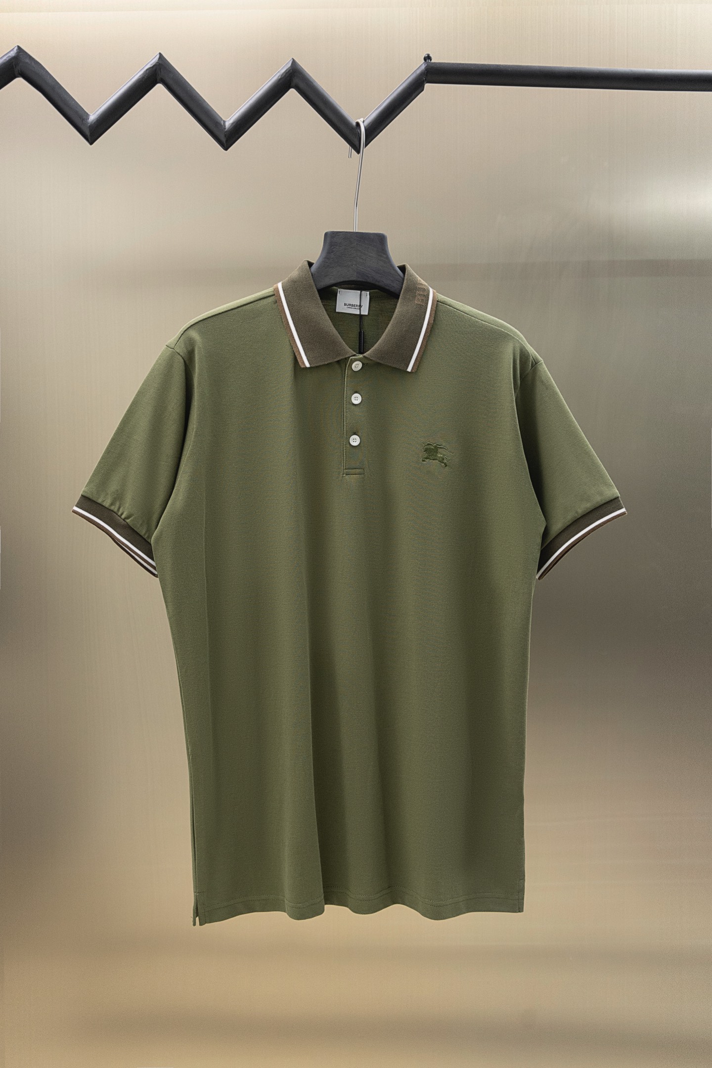 
BBR/巴博利 25ss新款 
领提花Logo 战马刺绣 Polo
230克重双纱全棉珠地
颜色：白 