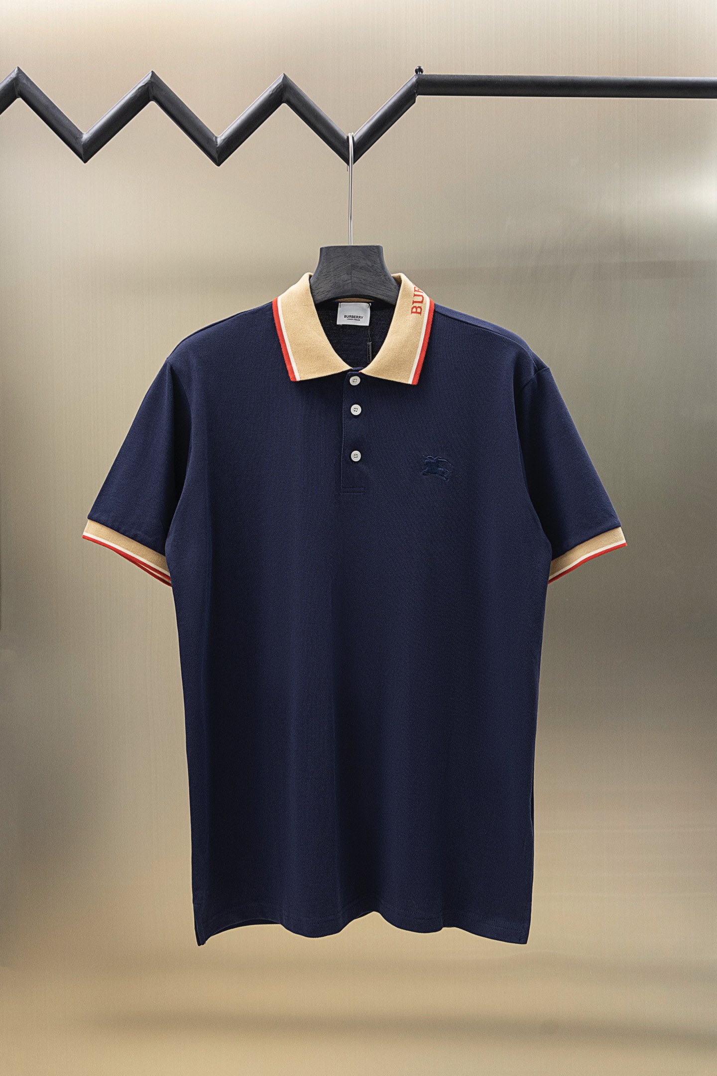 
BBR/巴博利 25ss新款 
领提花Logo 战马刺绣 Polo
230克重双纱全棉珠地
颜色：白 