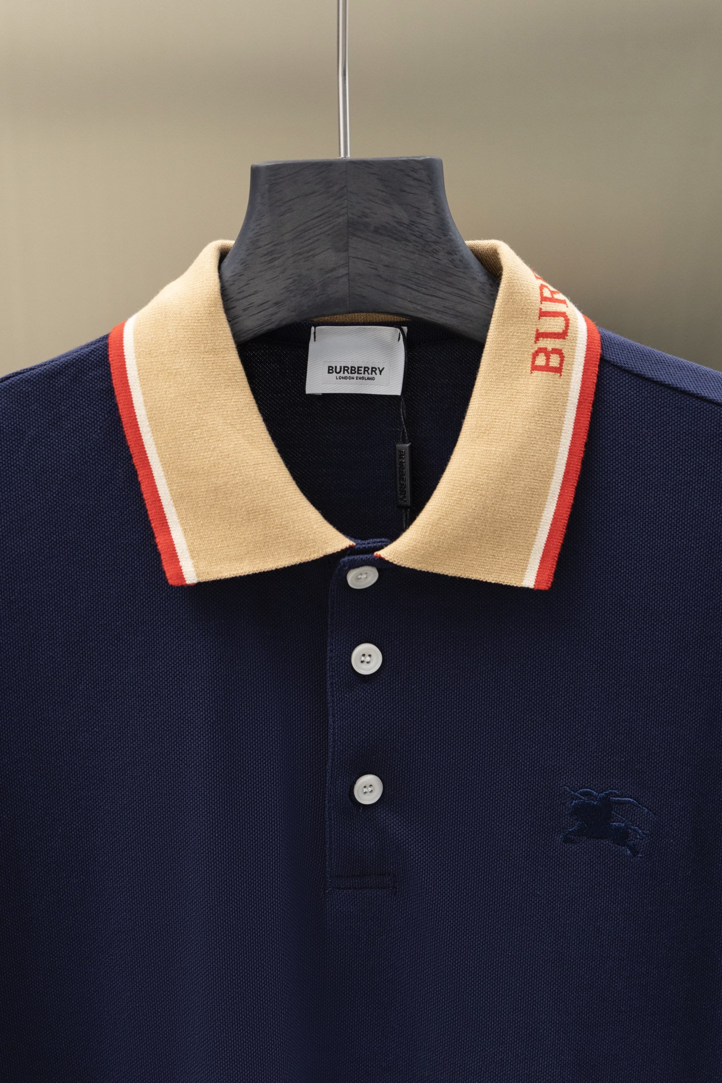 
BBR/巴博利 25ss新款 
领提花Logo 战马刺绣 Polo
230克重双纱全棉珠地
颜色：白 