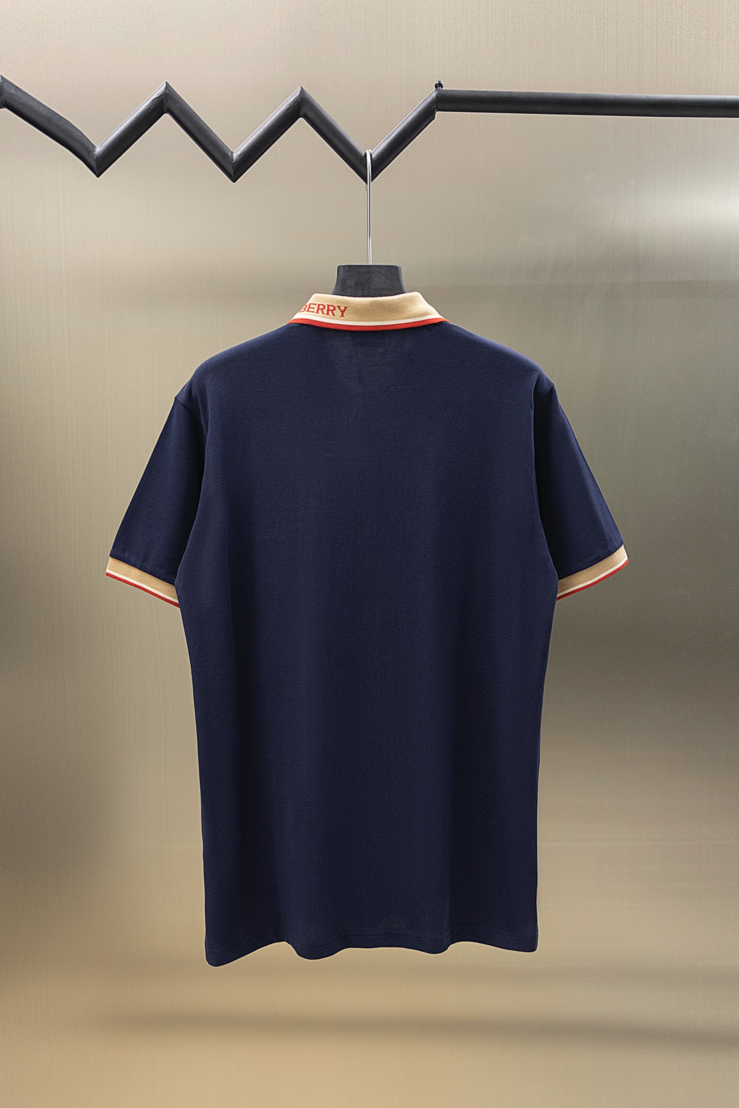 
BBR/巴博利 25ss新款 
领提花Logo 战马刺绣 Polo
230克重双纱全棉珠地
颜色：白 