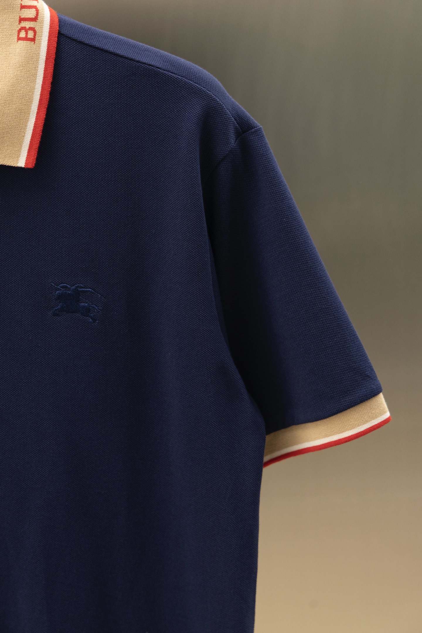 
BBR/巴博利 25ss新款 
领提花Logo 战马刺绣 Polo
230克重双纱全棉珠地
颜色：白 