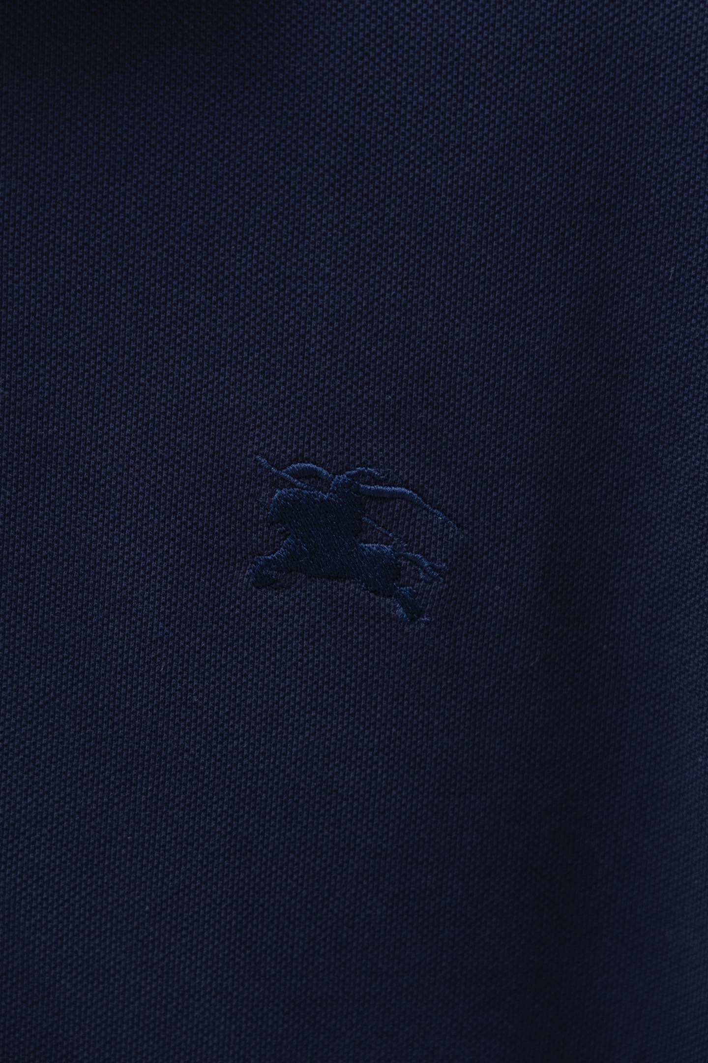 
BBR/巴博利 25ss新款 
领提花Logo 战马刺绣 Polo
230克重双纱全棉珠地
颜色：白 