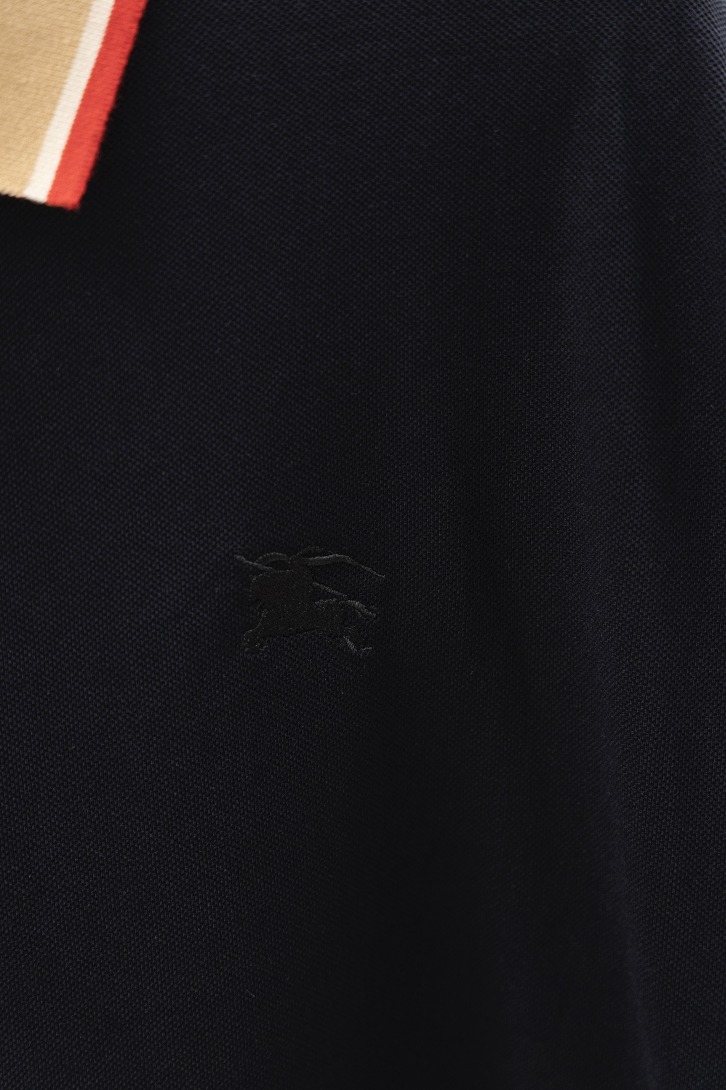 
BBR/巴博利 25ss新款 
领提花Logo 战马刺绣 Polo
230克重双纱全棉珠地
颜色：白 