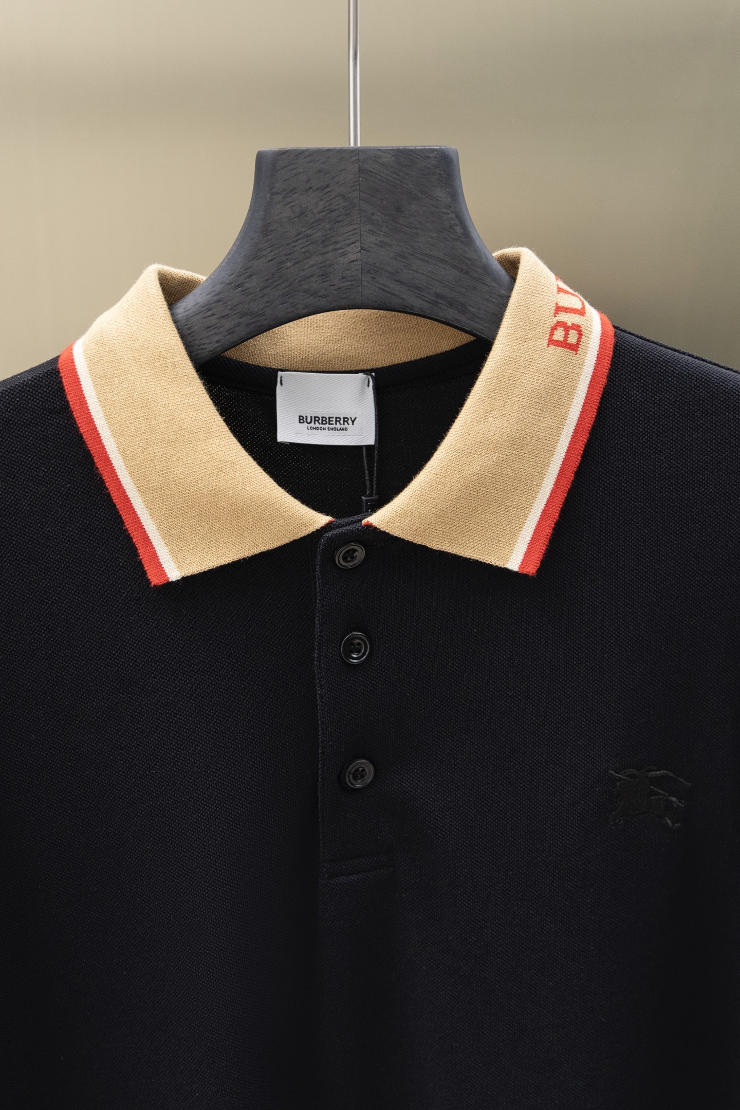 
BBR/巴博利 25ss新款 
领提花Logo 战马刺绣 Polo
230克重双纱全棉珠地
颜色：白 