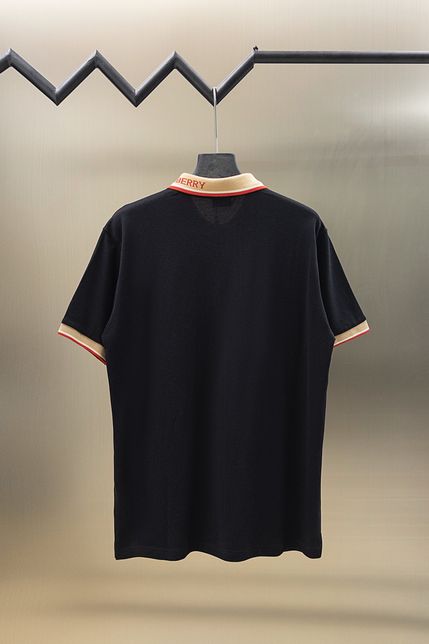 
BBR/巴博利 25ss新款 
领提花Logo 战马刺绣 Polo
230克重双纱全棉珠地
颜色：白 