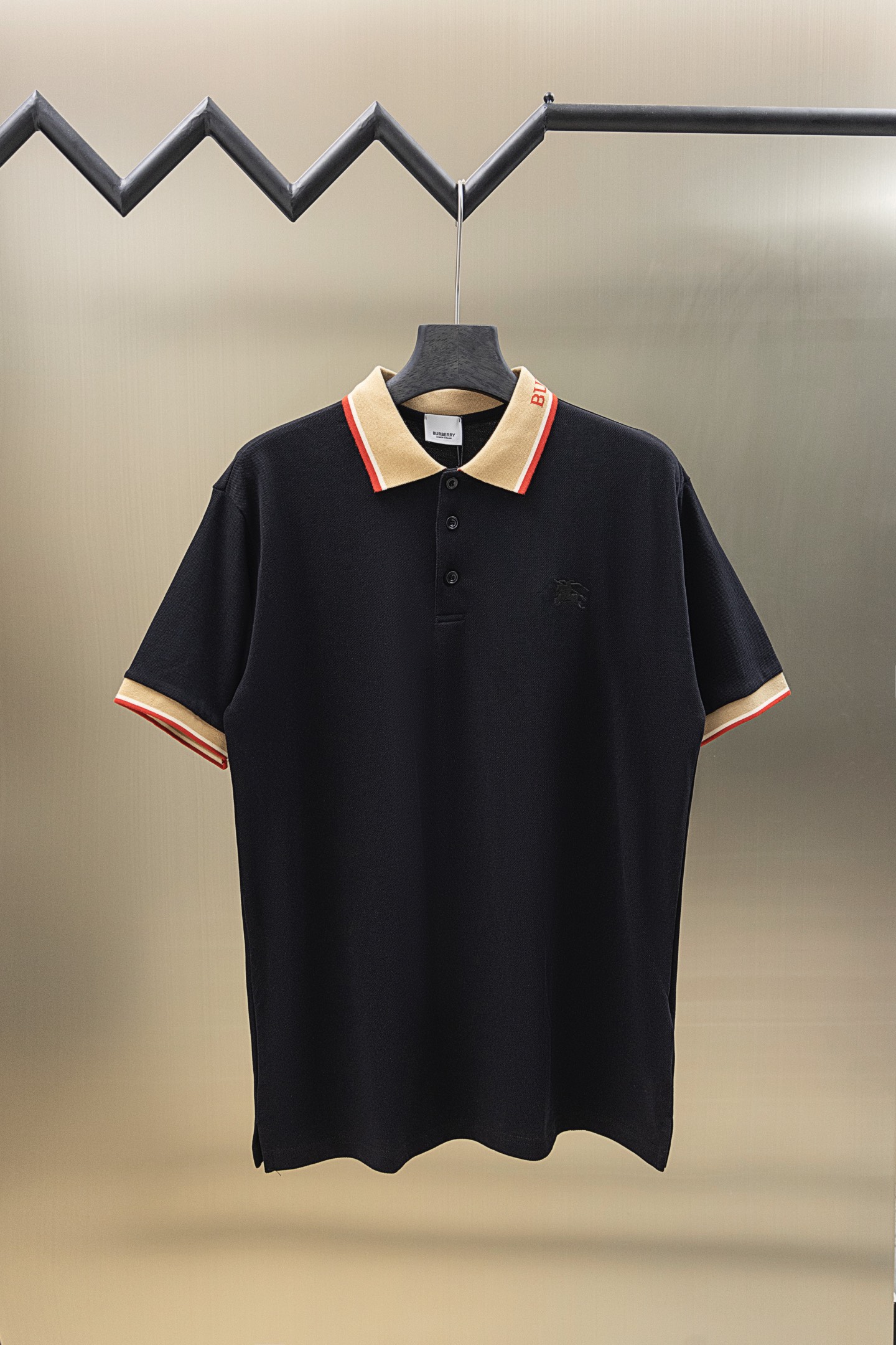 
BBR/巴博利 25ss新款 
领提花Logo 战马刺绣 Polo
230克重双纱全棉珠地
颜色：白 