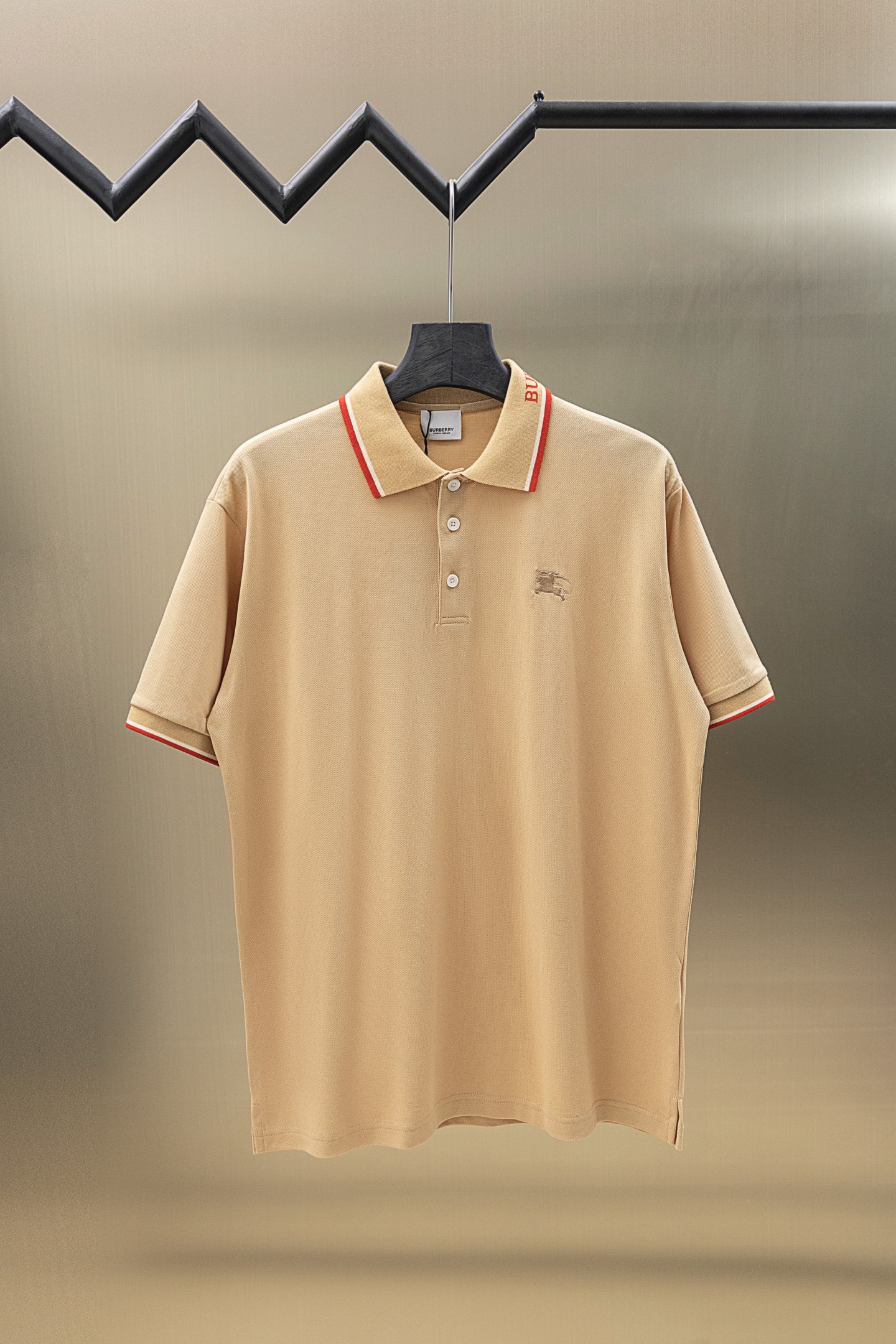
BBR/巴博利 25ss新款 
领提花Logo 战马刺绣 Polo
230克重双纱全棉珠地
颜色：白 