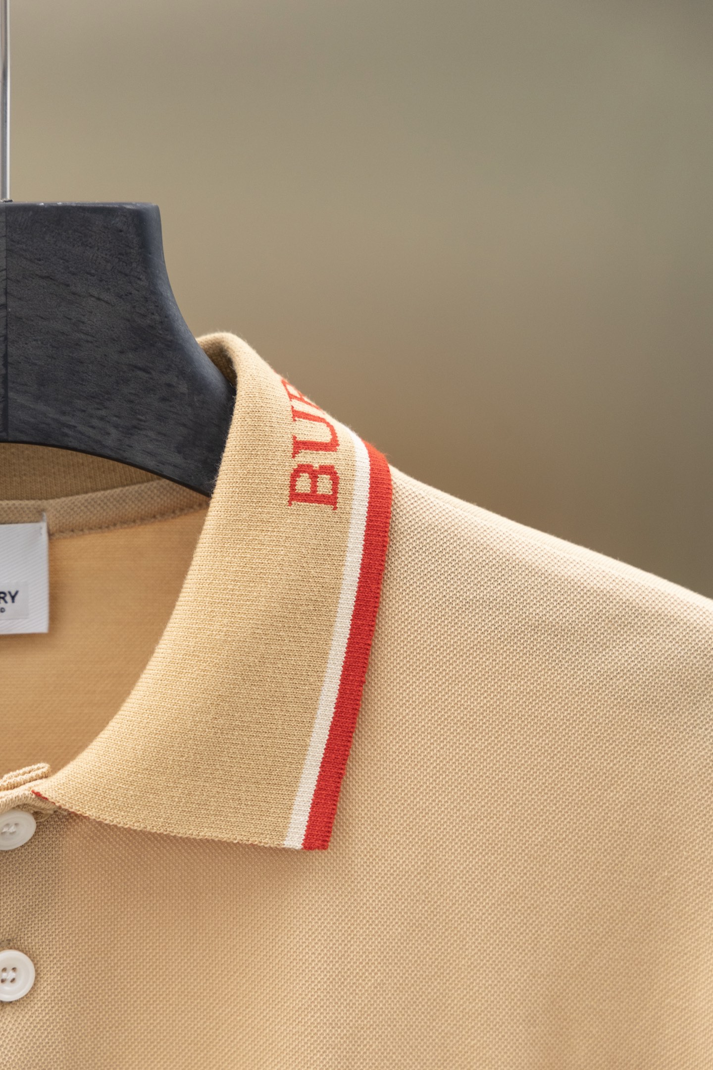 
BBR/巴博利 25ss新款 
领提花Logo 战马刺绣 Polo
230克重双纱全棉珠地
颜色：白 