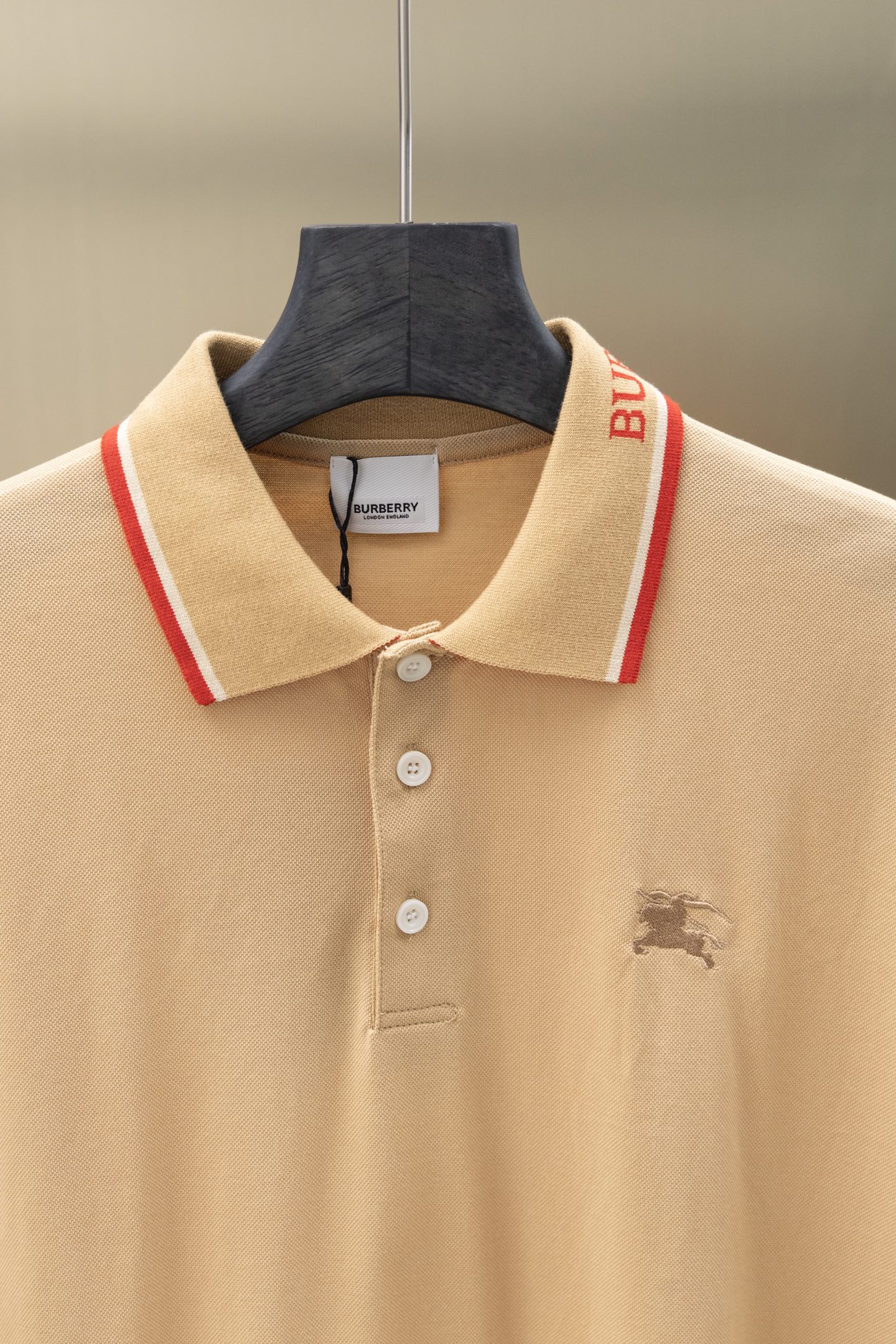 
BBR/巴博利 25ss新款 
领提花Logo 战马刺绣 Polo
230克重双纱全棉珠地
颜色：白 