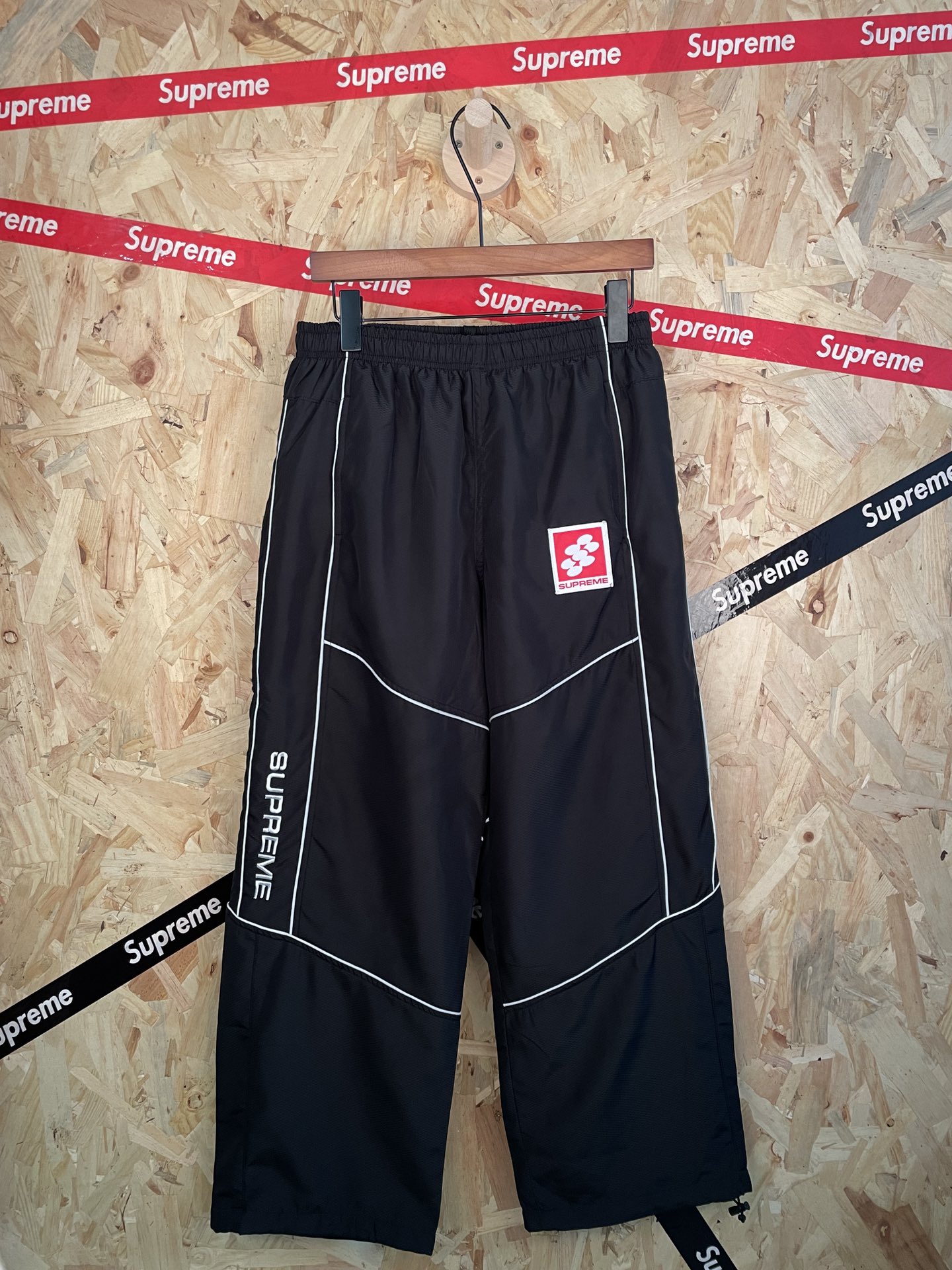 p165 Número de modelo: 7114 Traje de pantalones de chándal Supreme con bordado y reflectante para hombre y mu…
