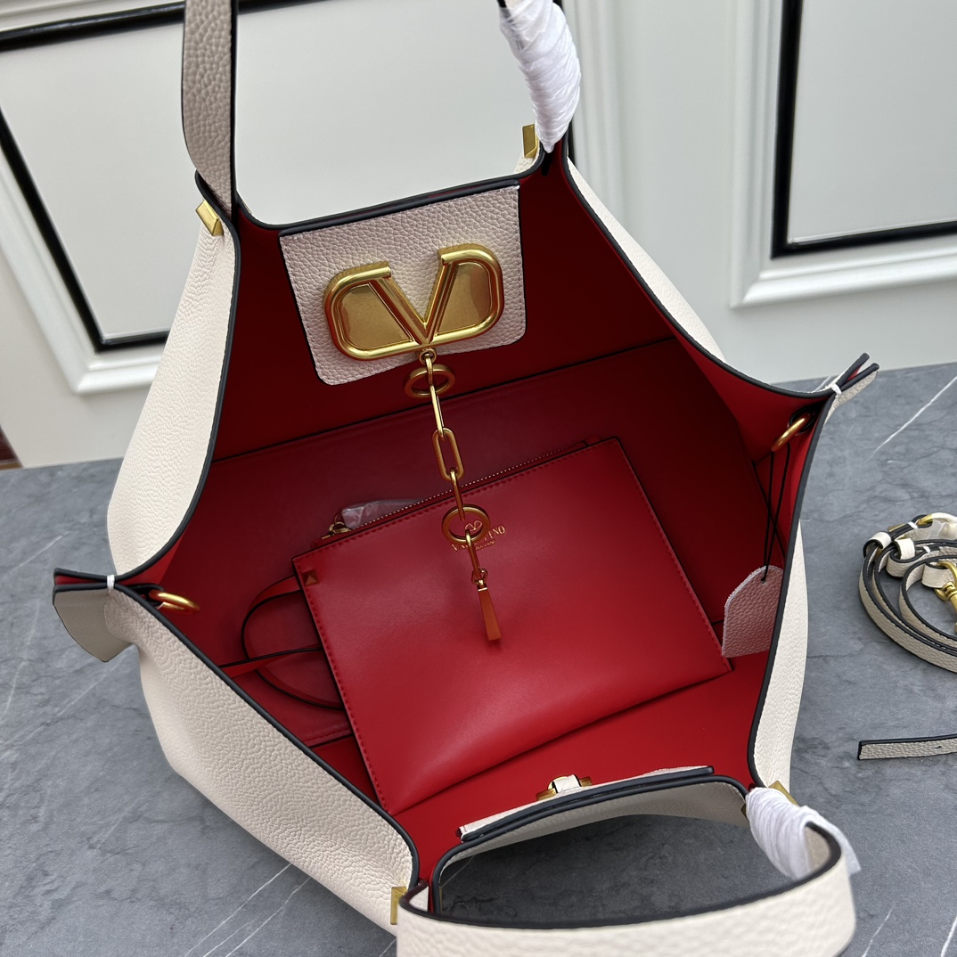 荔枝纹 Garavani VLOGO Escape 小牛皮小号购物袋，包袋两侧点缀红色细节，金属徽标饰件