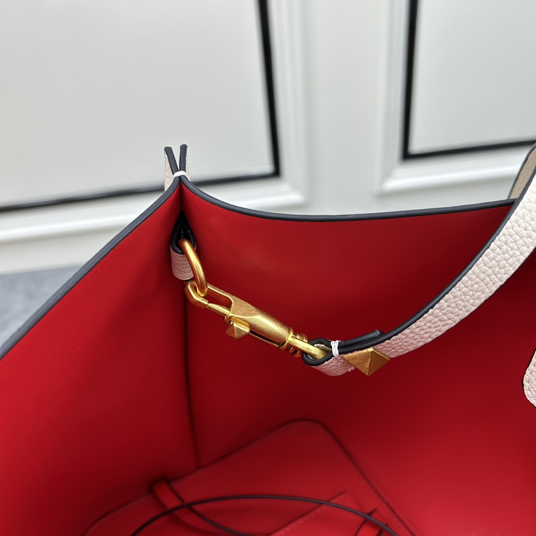 荔枝纹 Garavani VLOGO Escape 小牛皮小号购物袋，包袋两侧点缀红色细节，金属徽标饰件