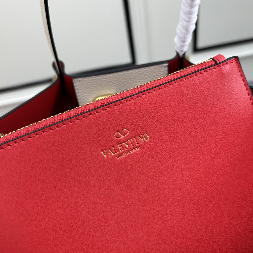 荔枝纹 Garavani VLOGO Escape 小牛皮小号购物袋，包袋两侧点缀红色细节，金属徽标饰件