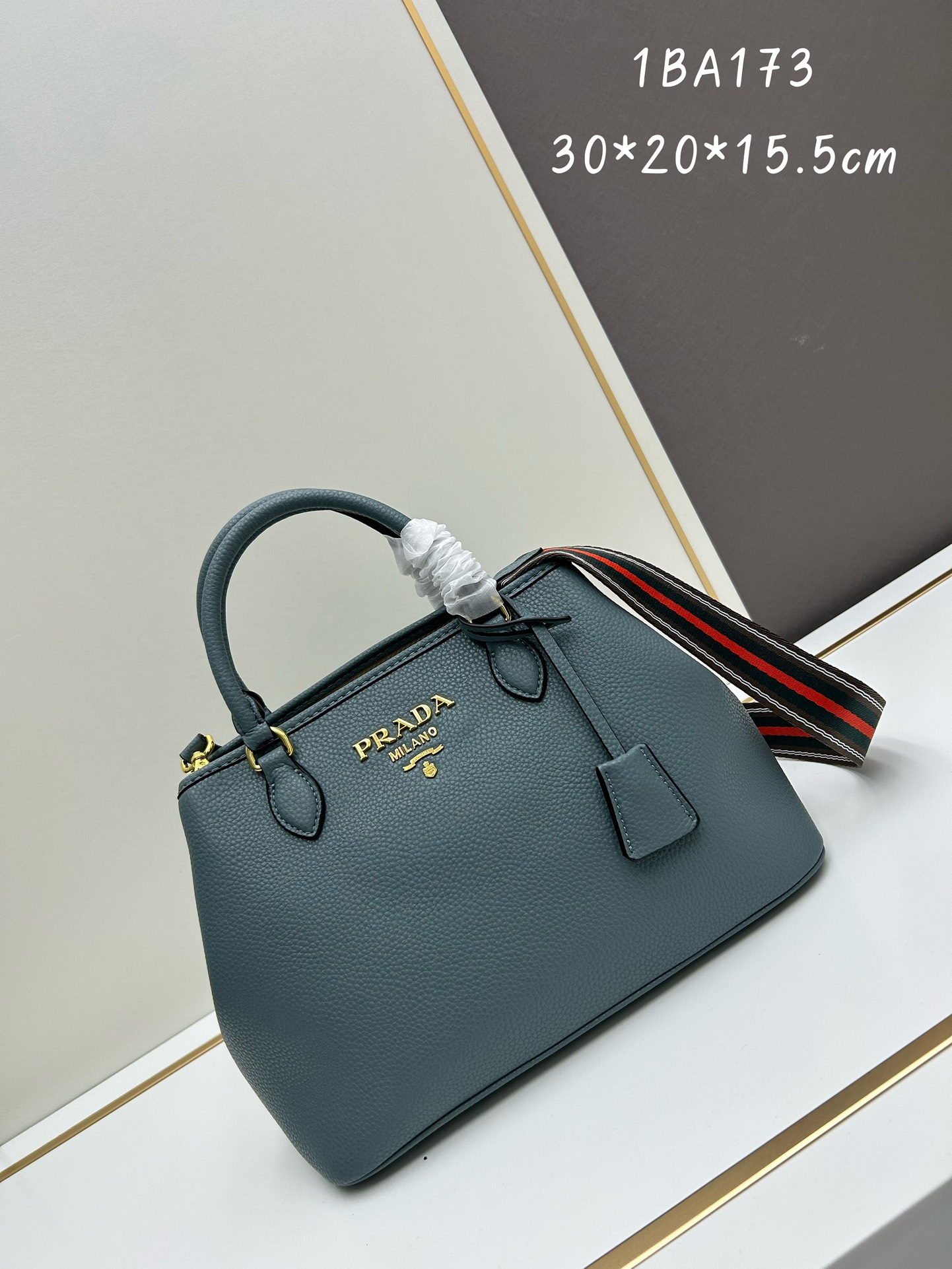 专柜高品质普拉达【PRADA】经典回归-复古手提包 
 大号版
普拉达这款复古手提包采用头层粗荔枝纹牛皮