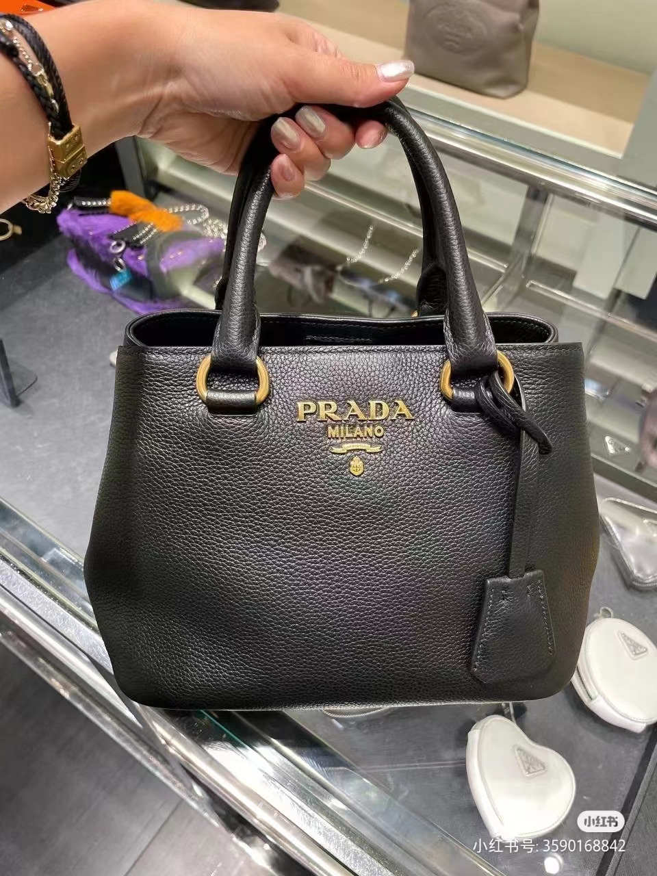 专柜高品质普拉达【PRADA】经典回归-复古手提包 
 大号版
普拉达这款复古手提包采用头层粗荔枝纹牛皮