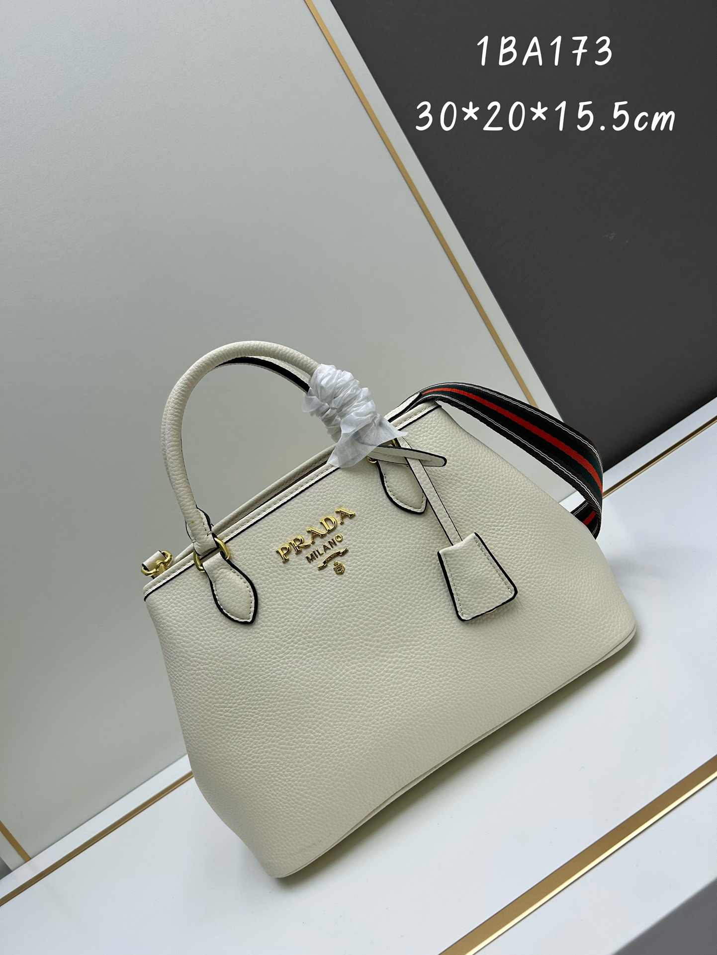 专柜高品质普拉达【PRADA】经典回归-复古手提包 
 大号版
普拉达这款复古手提包采用头层粗荔枝纹牛皮