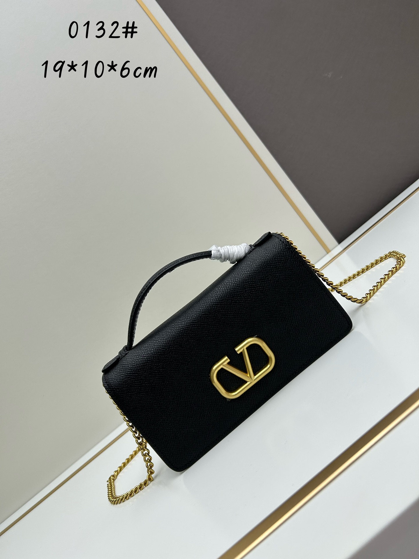 新品Valent**o Garavani VRING搭链手提设计：手掌纹牛皮精制而成，醒目标志性V字LO