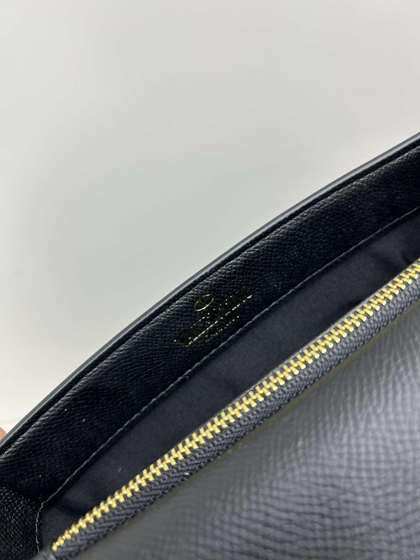 新品Valent**o Garavani VRING搭链手提设计：手掌纹牛皮精制而成，醒目标志性V字LO