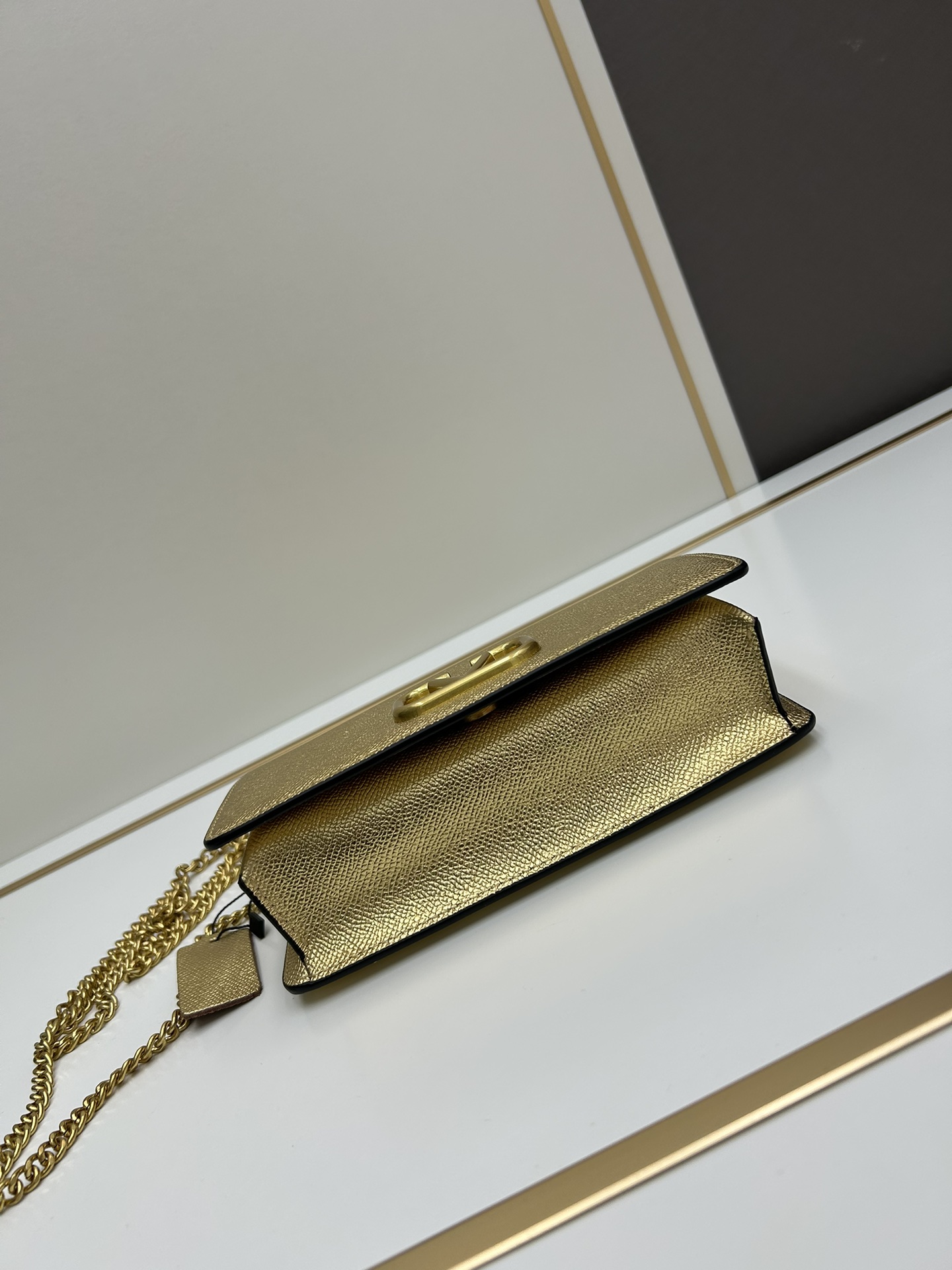 新品Valent**o Garavani VRING搭链手提设计：手掌纹牛皮精制而成，醒目标志性V字LO