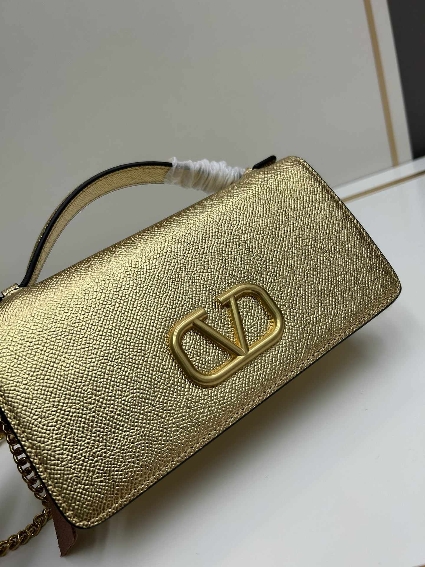 新品Valent**o Garavani VRING搭链手提设计：手掌纹牛皮精制而成，醒目标志性V字LO