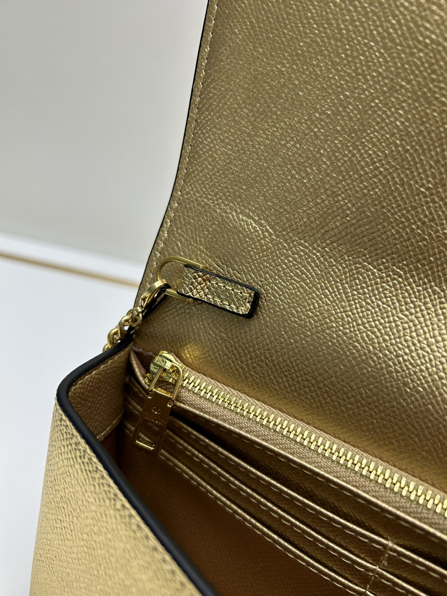 新品Valent**o Garavani VRING搭链手提设计：手掌纹牛皮精制而成，醒目标志性V字LO