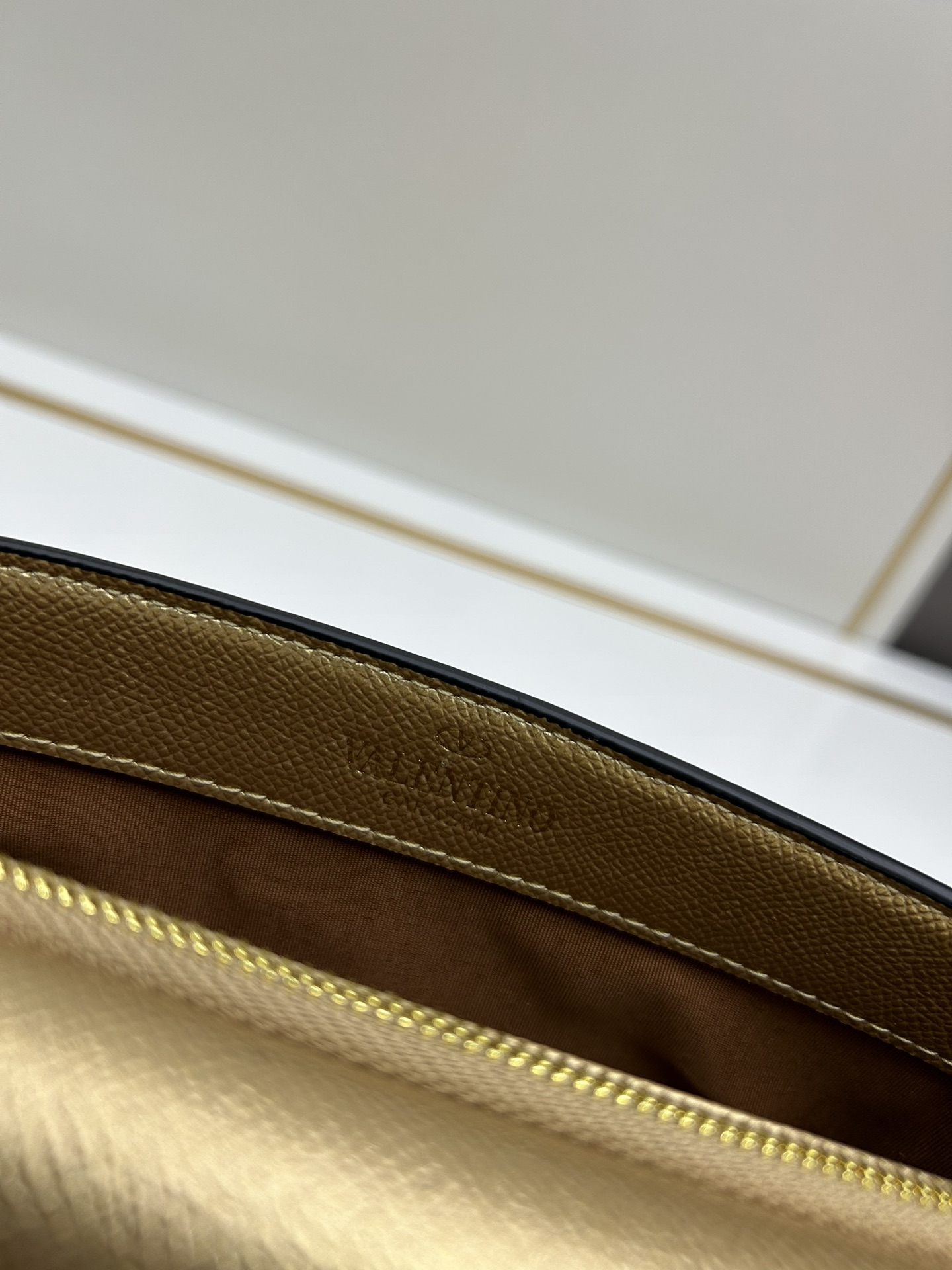 新品Valent**o Garavani VRING搭链手提设计：手掌纹牛皮精制而成，醒目标志性V字LO