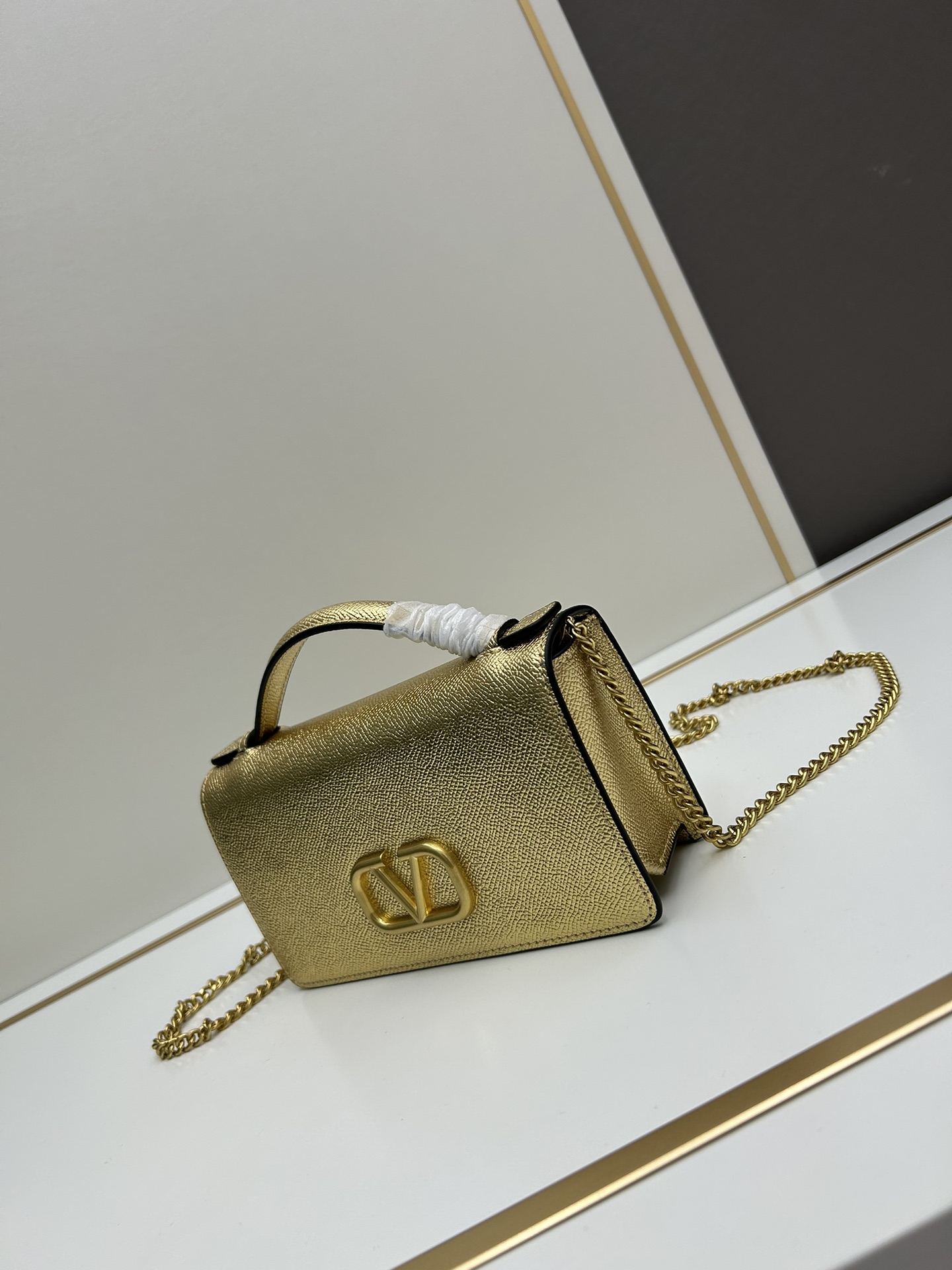 新品Valent**o Garavani VRING搭链手提设计：手掌纹牛皮精制而成，醒目标志性V字LO